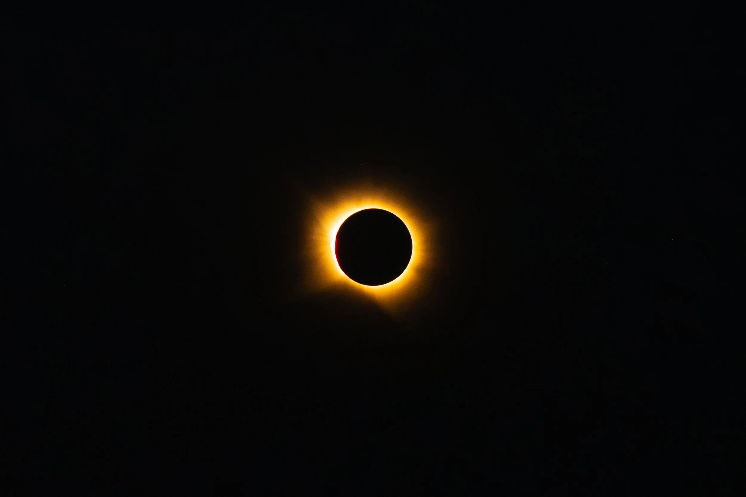 2026 Totality Telephoto Horizontal