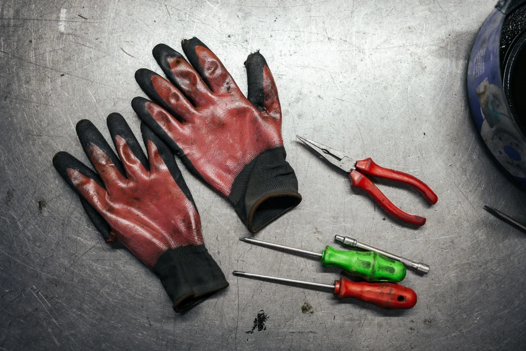 Why Durable Climbing Gloves Outlast Regular Gardening Gloves