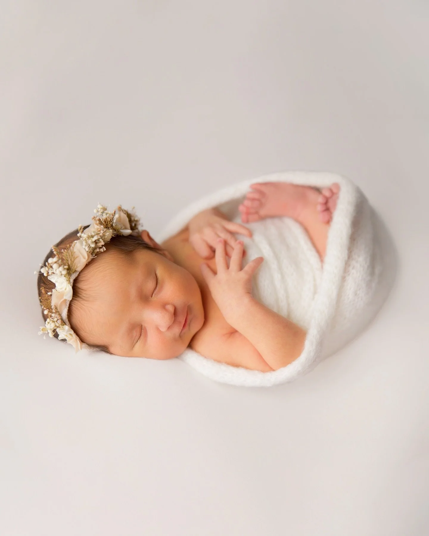 Something about capturing newborns will always be so heartwarming and special, a moment that feels so long yet so short.. it’s truly bittersweet π€
Do not hesitate in booking a newborn session, they’re only this little for a moment π₯Ή
#