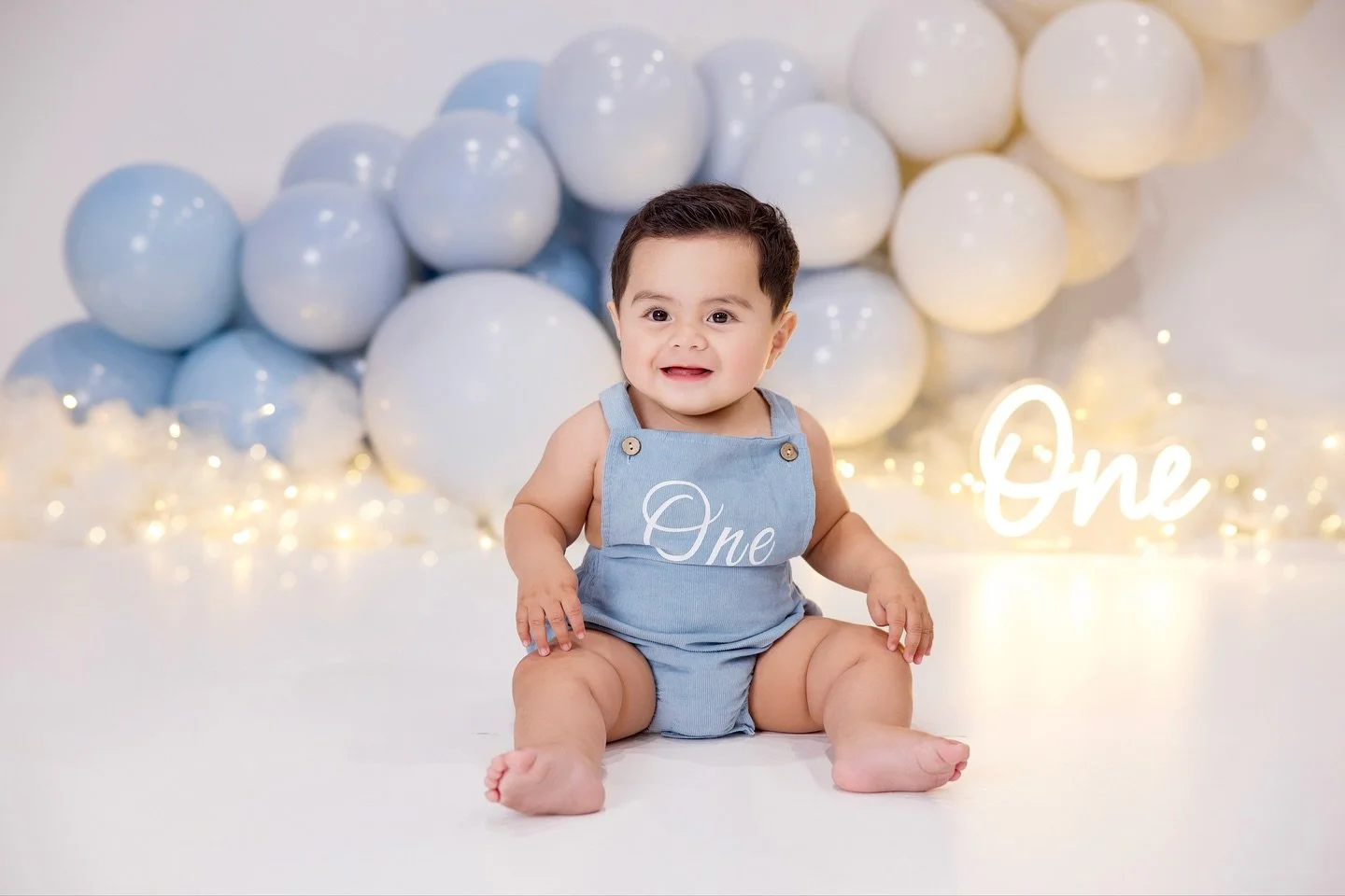 1st birthday cakesmash for the cutest happiest boy 🩵

We met him last year for Christmas minis when he was only a newborn, having him come in for his 1st birthday session was truly bittersweet 🥹 time goes by so quickly - Happiest birthday to him.

