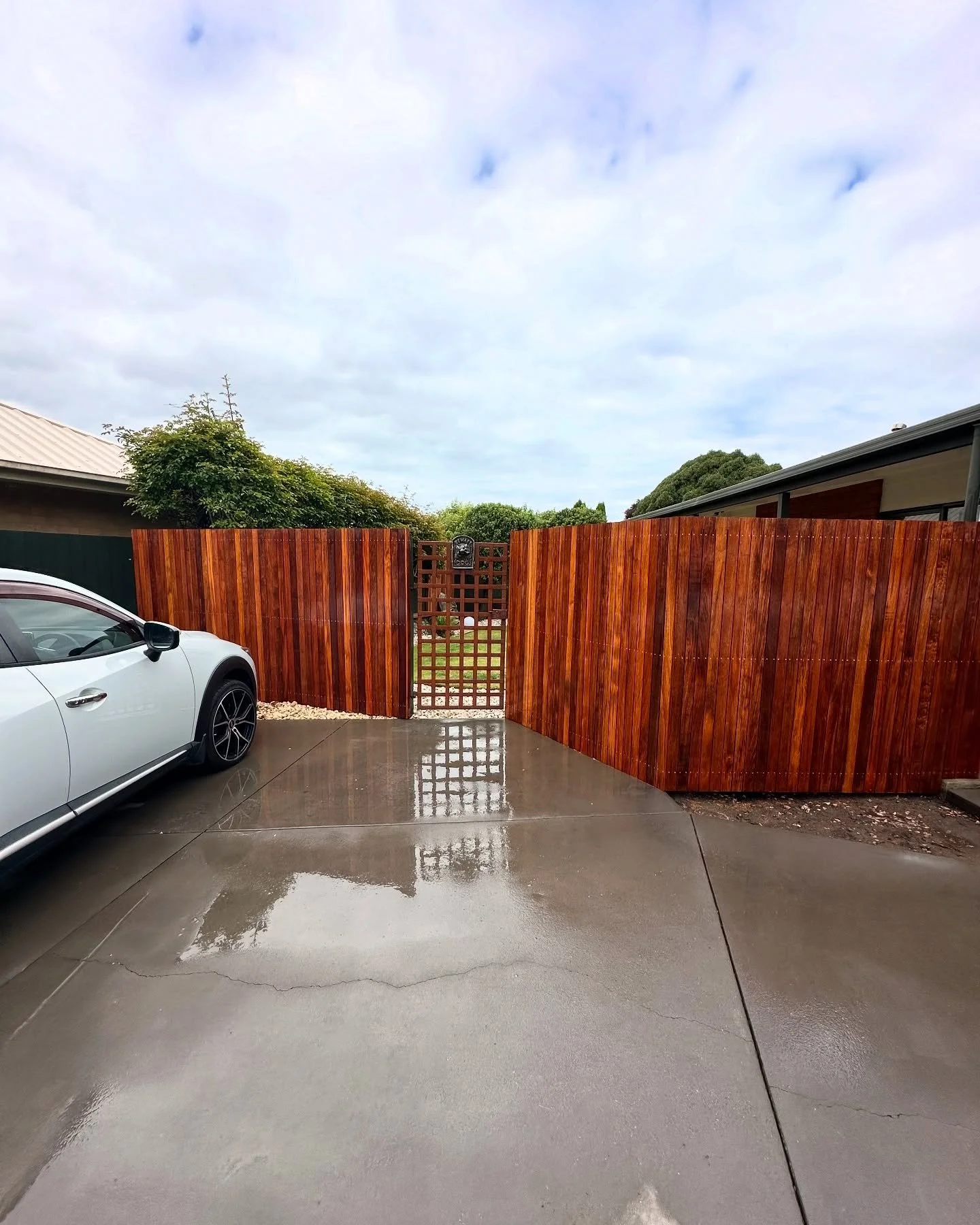 🌿 Kwila Batten Feature Fence 🌿
Tough as nails and looks mint! This Kwila fence comes pre-oiled, so it&rsquo;s ready to go and easy to keep looking fresh. Perfect for keeping the section sharp while handling whatever the NZ weather throws at it. 💪?