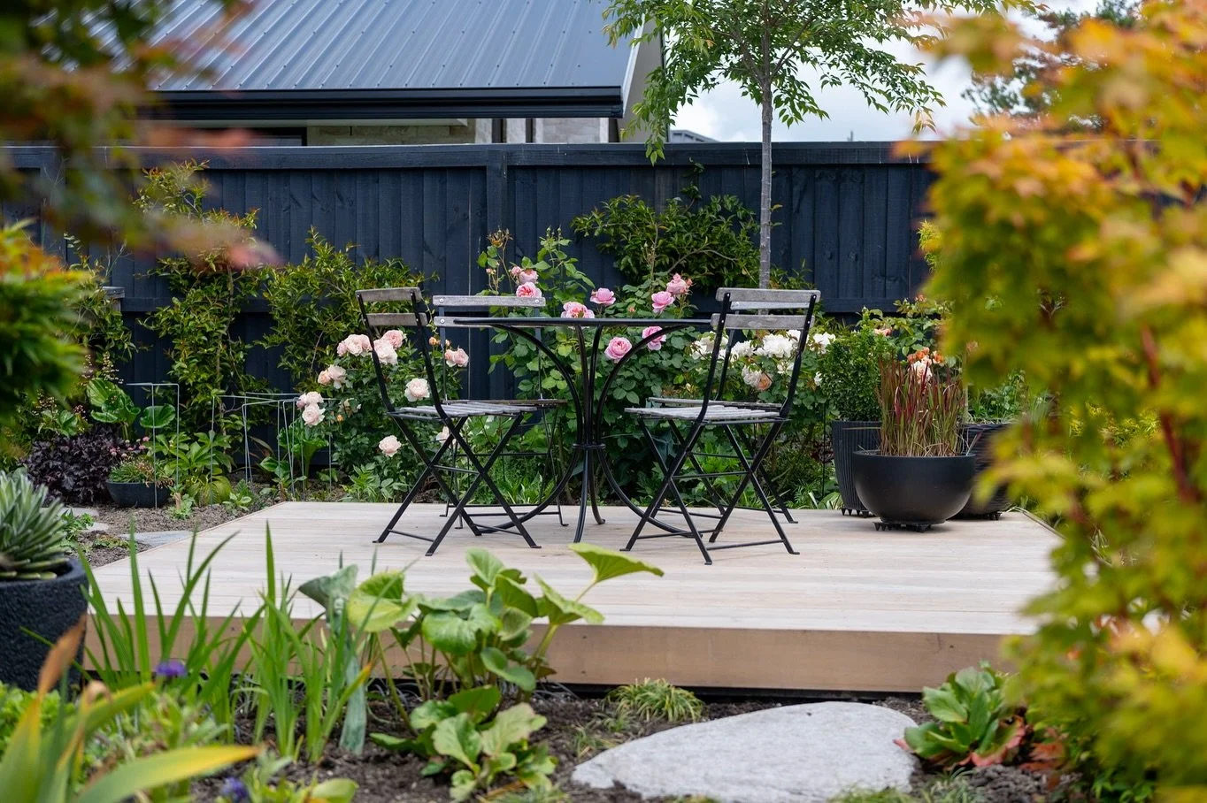 🌿✨ A little throwback to this cozy Vitex deck we built last year! Small but mighty, it&rsquo;s the perfect spot for morning coffee, evening wine, or just soaking up those peaceful outdoor vibes. 💚 We recently came back to visit after the gardens ha