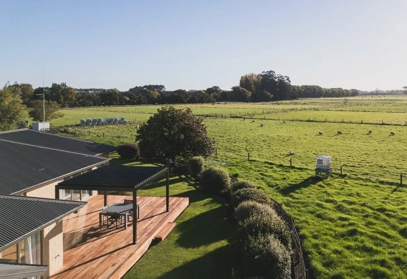 Big Kwila Deck with a 4x4 motorised louvre was the perfect combo for this Rural Section