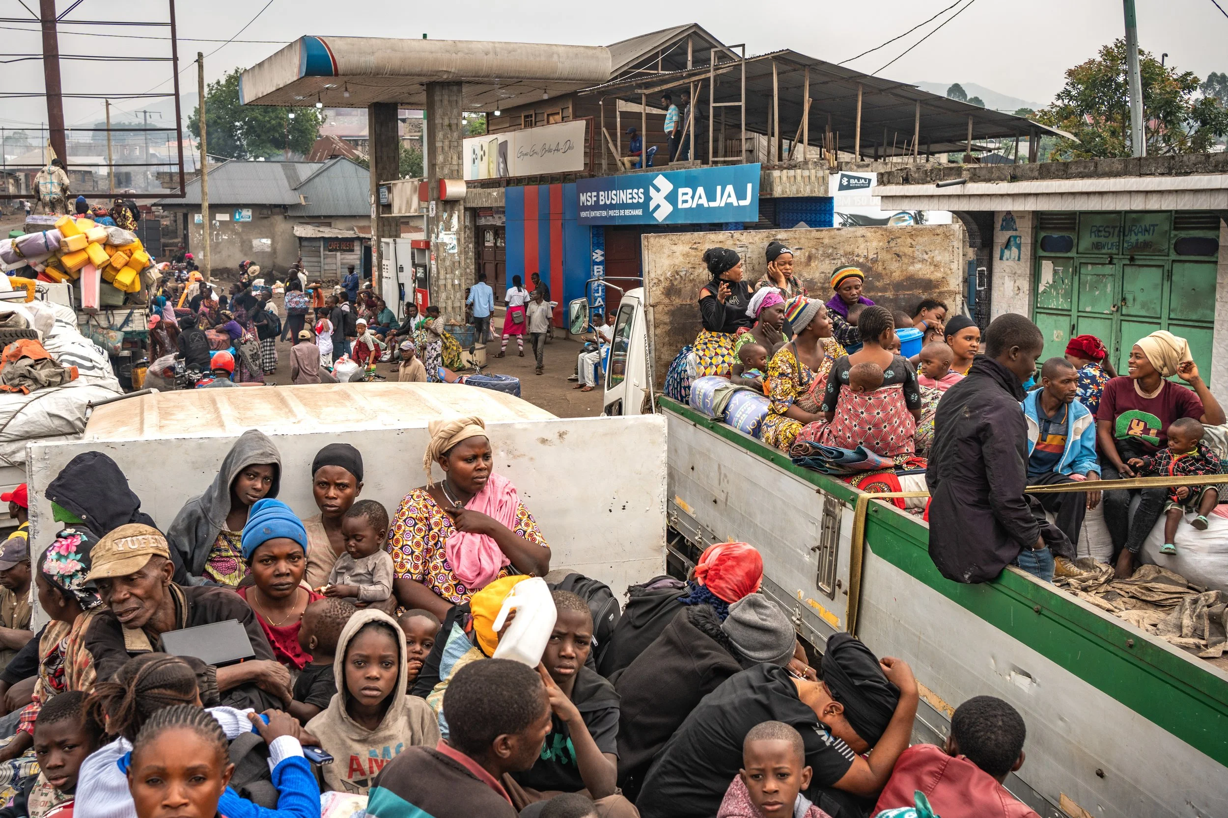 Displaced people attempt to return to their home provinces from Goma, following M23’s announcement to dismantle the camps. Many of them cannot aﬀord transportation to go
back and are forced to stay in Goma. February 8, 2025.