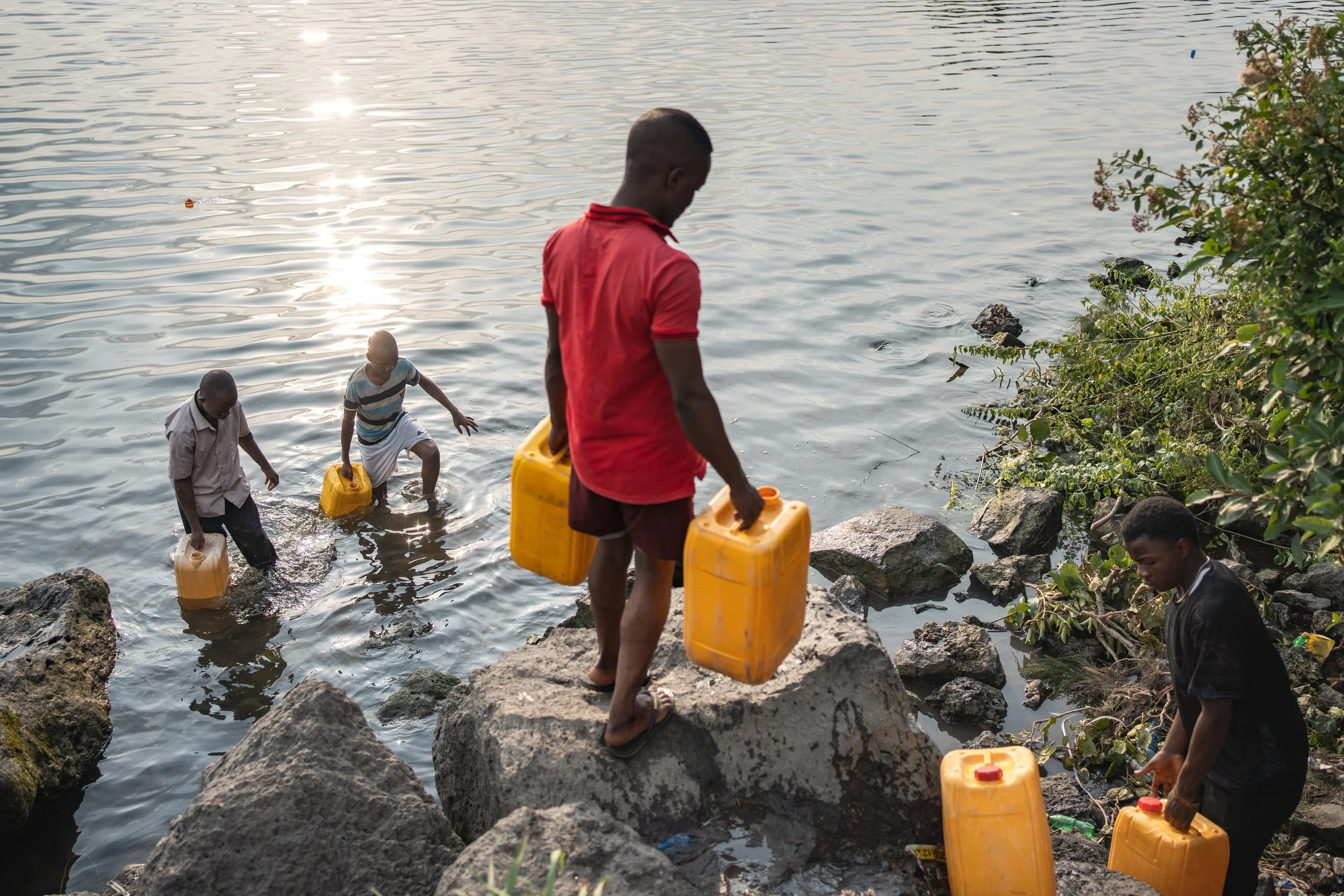 Residents of Goma draw water from Lake Kivu. Following the clashes, a large portion of the city’s two million inhabitants have been deprived of clean drinking water, sanitation
services, and electricity, leading to diseases like cholera. Goma, Februa