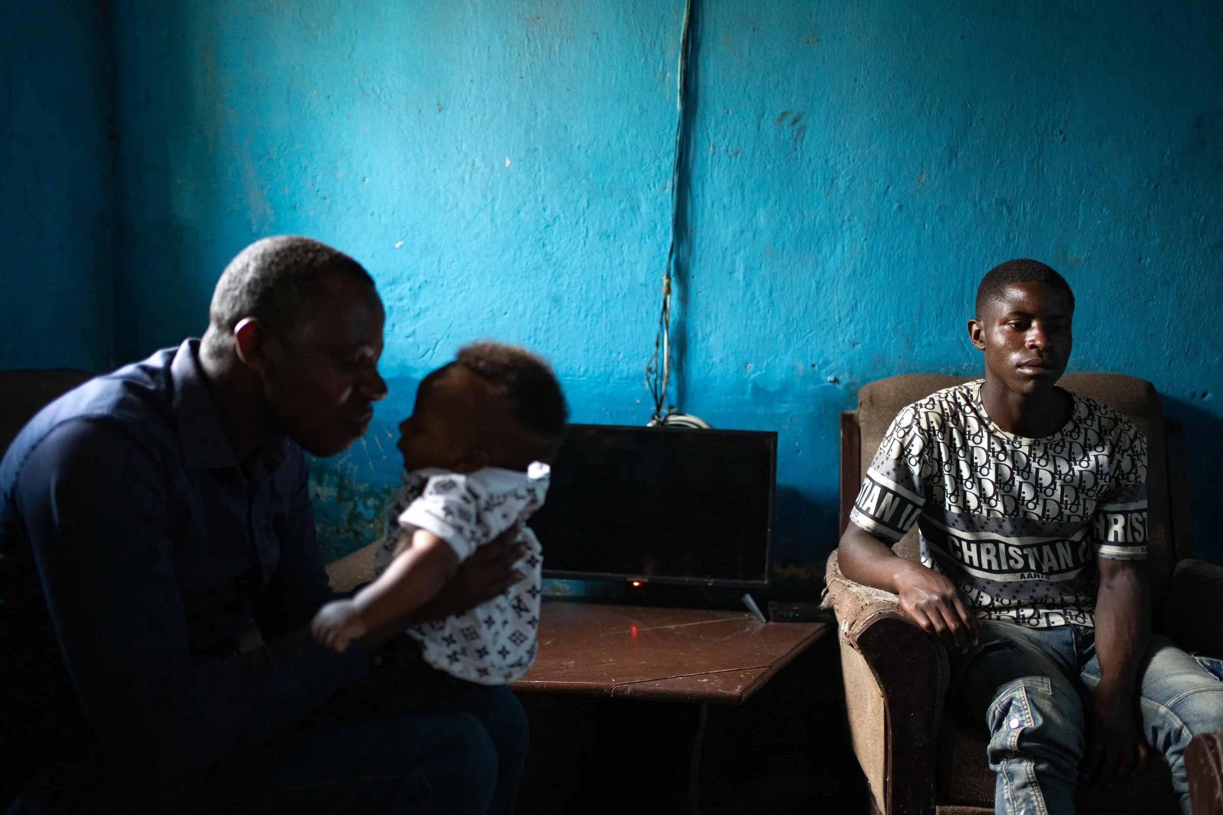 “Just ten years ago, we used to catch 300 kilograms per night; today, it's barely half that. I’ve heard about methane and know its dangers, but what worries me most is the
disappearance of the sambazas. Could it be linked to the gas?” says John, a fi