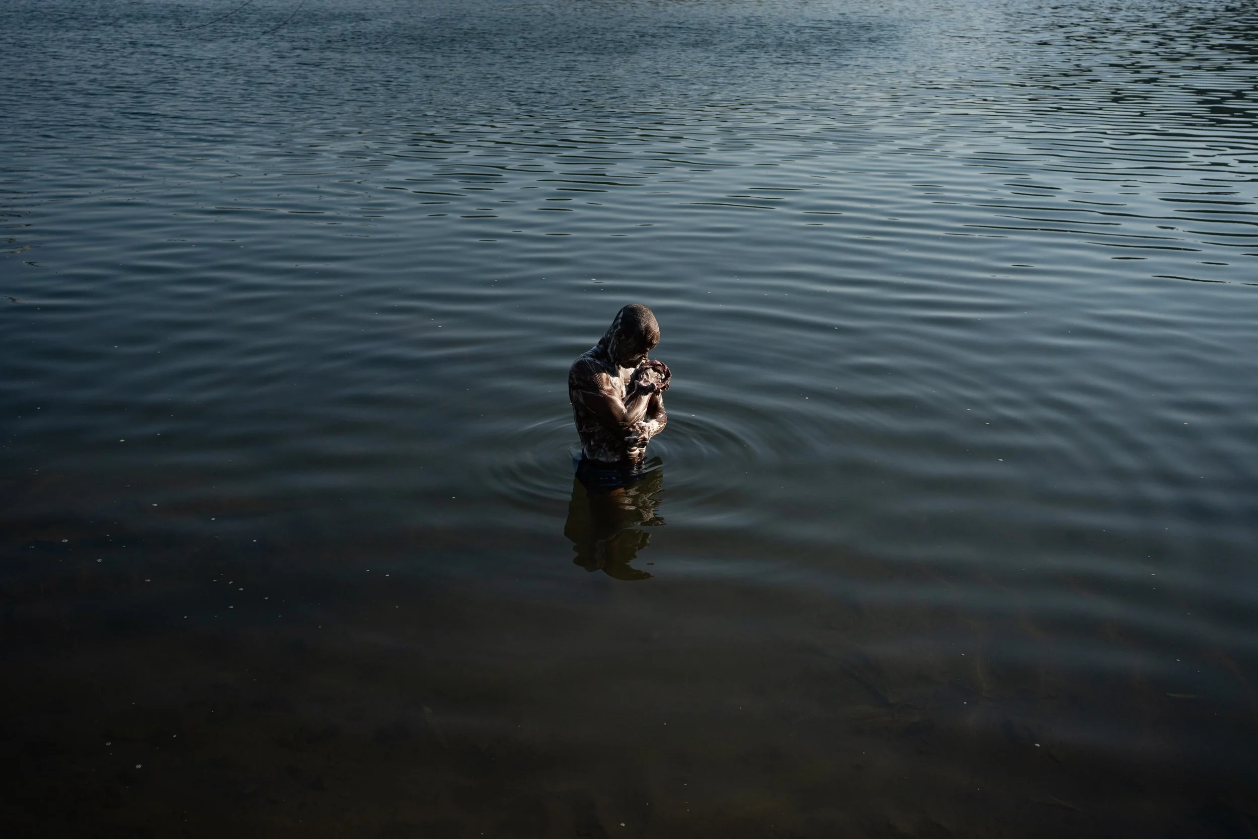 Alphonse is a fisherman living on an island. He spends the entire night fishing and returns to his family in the morning. Since he has no running water, he washes himself in the lake