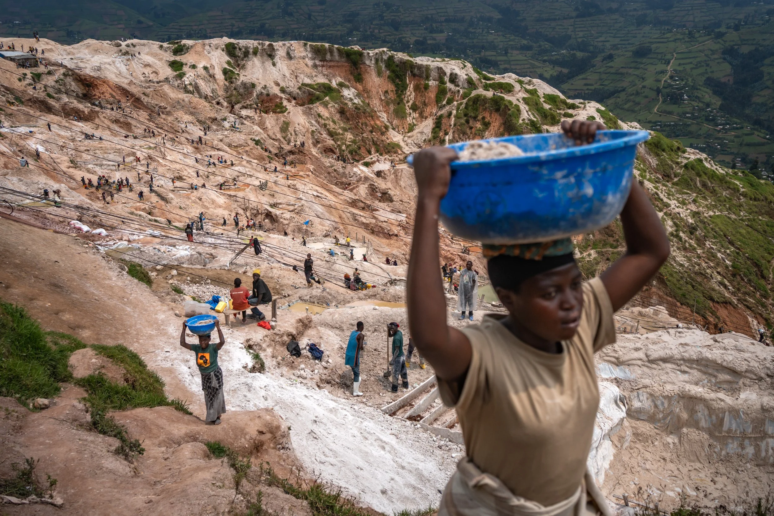 The Rubaya mine, which produces 20% of the world's coltan, a mineral used in the manufacture of electronic chips. The mine has been under M23 control since April 2024.
According to the UN, M23 earns $600,000 in revenue from this mine. Rubaya, April 2