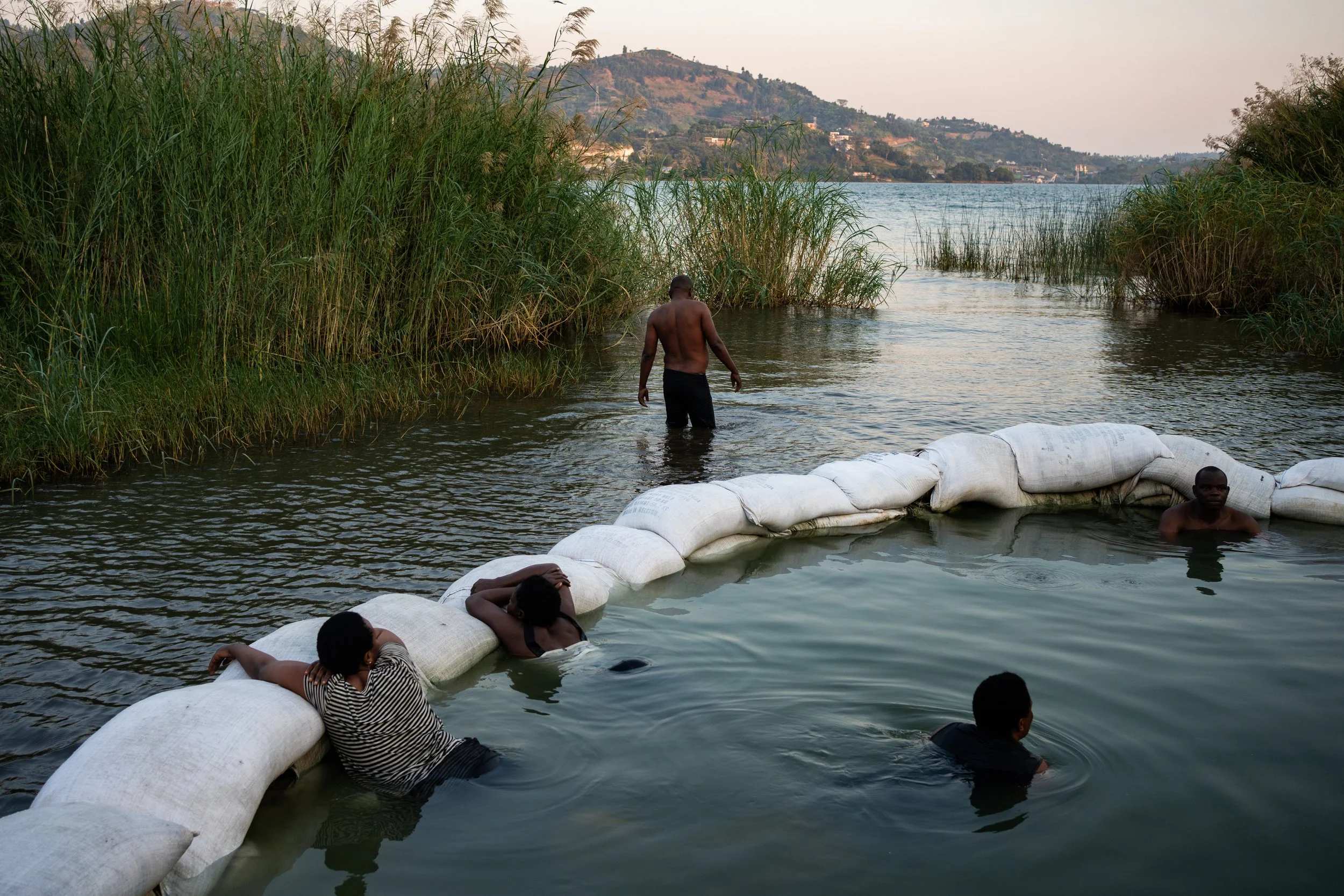 The Nyamyumba hot springs are renowned for their thermal and mineral properties. Lake Kivu, situated in a particularly seismically active
zone, is dominated by Mount Nyiragongo, one of the continent’s most active volcanoes.