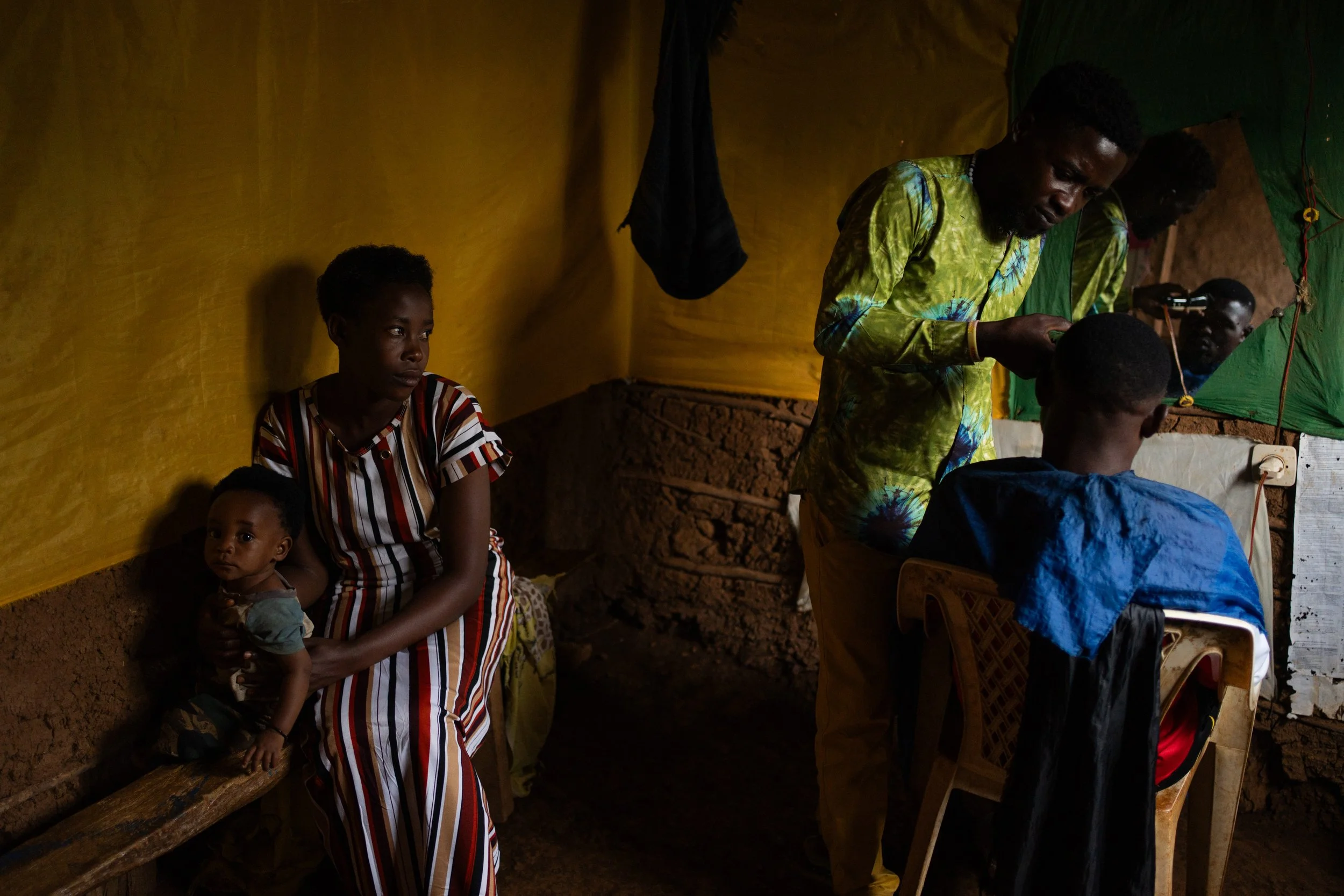 A barber on the island of Nkombo, along the shores of Lake Kivu. Like many others, this young father had to give up fishing due to insuﬃcient income to support his family: “Being a fisherman is a life of misery.”