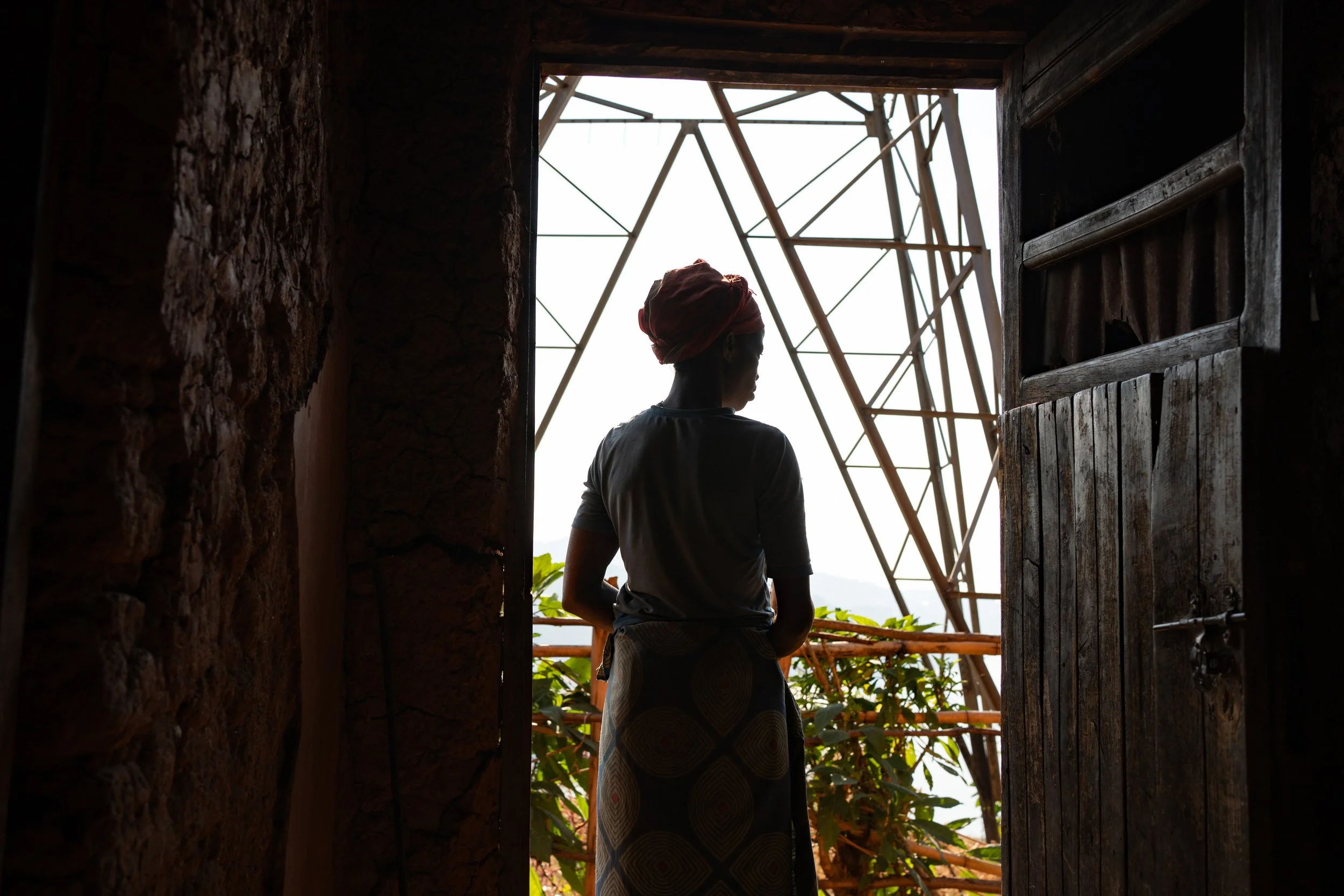 Thérèse has no electricity in the small house she occupies even if a  high-tension power line
runs by her garden. “In the evenings at home, I use my phone for light, which I then go recharge at my neighbors’,” she explains.