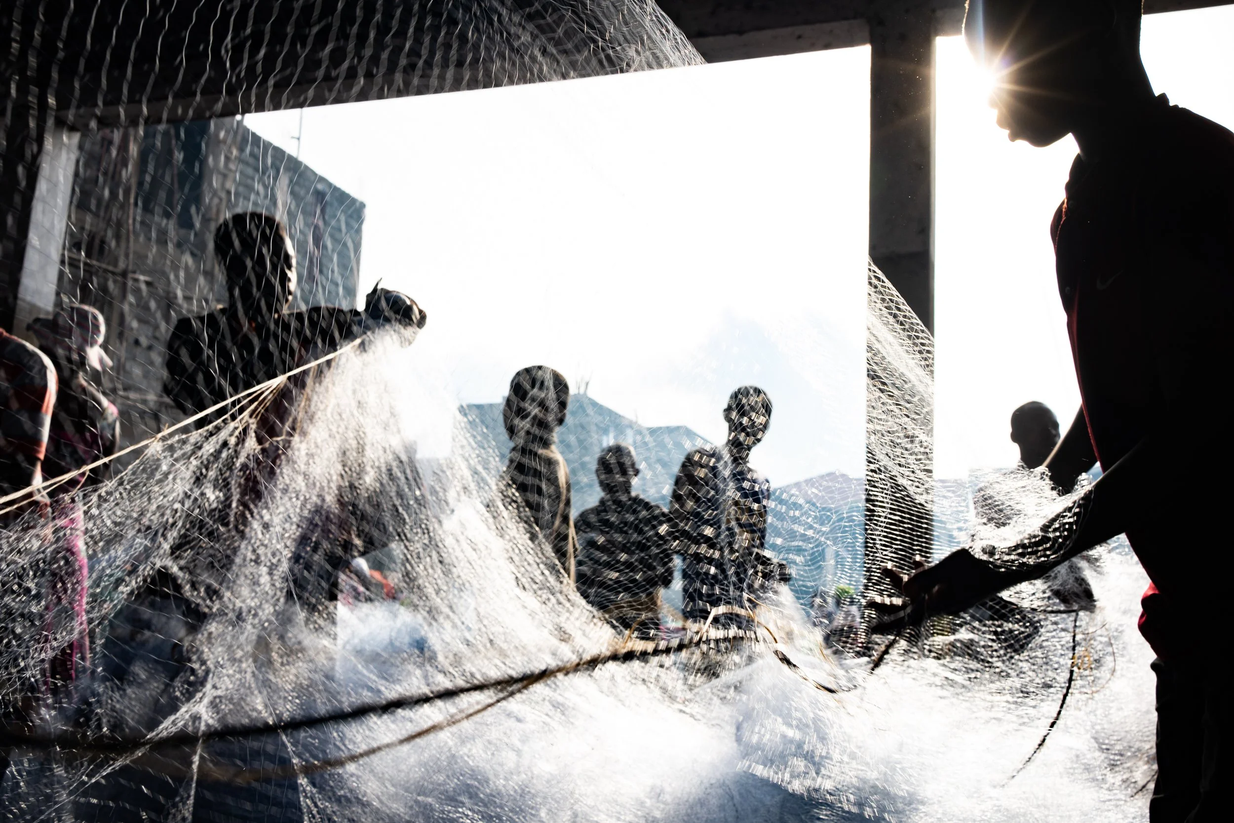 At Kituku port in Goma, fishermen repair their nets. “It is thanks to the lake that my children go to school and eat. But before, fishing was better. It’s becoming more and more
diﬃcult,” says Jérôme Bahati, a fisherman since twenty years.