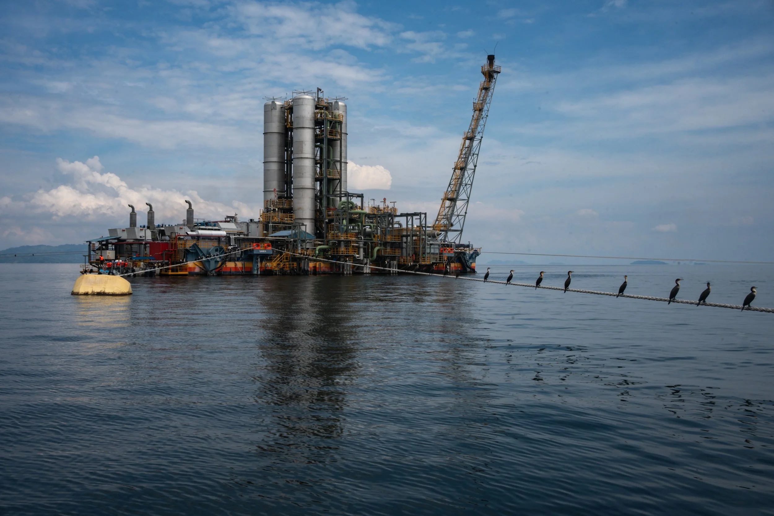 The KivuWatt platform, owned by the American company ContourGlobal, uses advanced technology to extract and convert methane from Lake Kivu into a renewable energy
source. Currently, 30 % of Rwanda’s energy comes from the lake. “We do not yet know wha