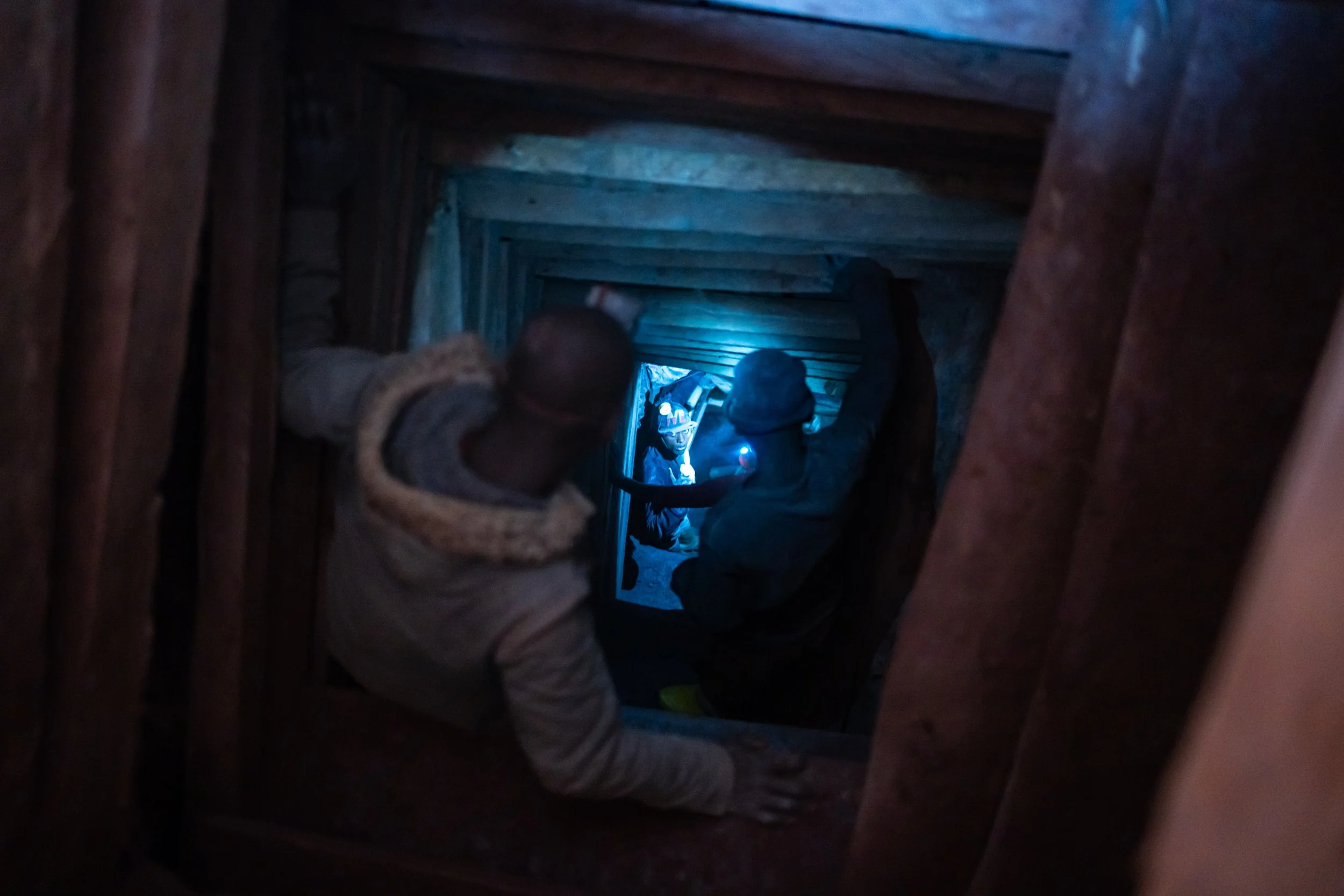 Miners in the Rubaya mine. They earn 10,000 Congolese francs per day (about 3 €) to descend nearly 60 meters underground and bring up bags of earth containing coltan.
Rubaya, April 29, 2025.