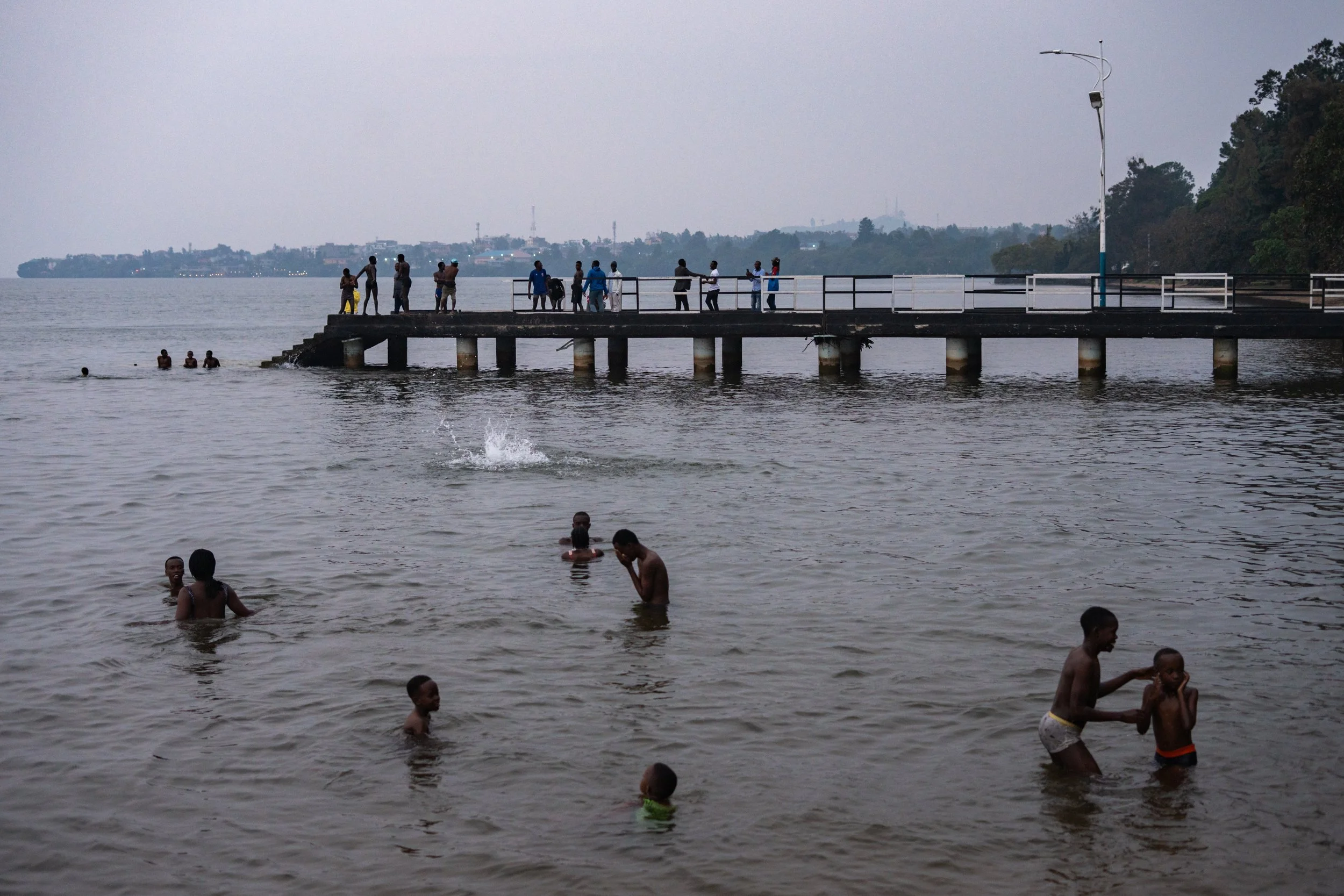 In Gisenyi, from the pier overlooking the lake, young people swim. Opposite, the city of Goma in the DRC. Tensions between these two countries have long been since 30 years. In 2021, DRC signed an agreement with the American company Symbion Power to 