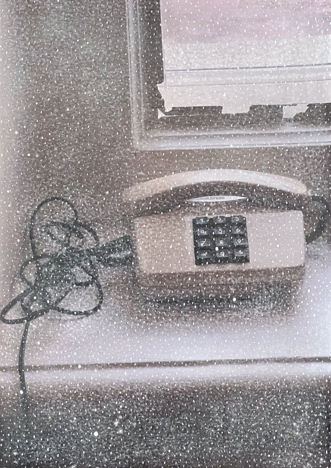 D006, Téléphone de la Nouvelle Galerie Tretiakov, 2023, techniques mixtes sur papier (C-print, acrylique et spray), 42 × 30 cm