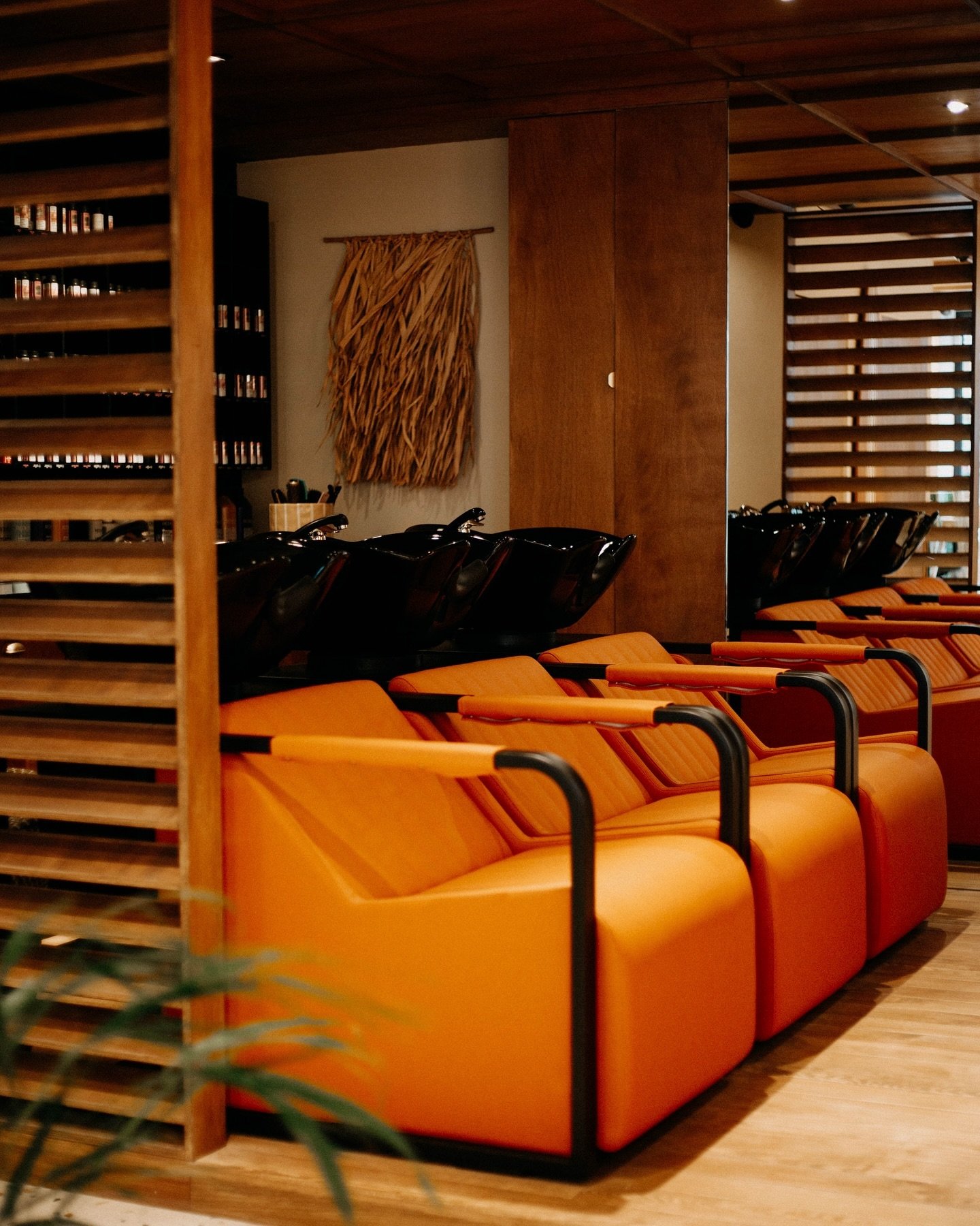 La cabane &agrave; shampoings : notre espace bacs con&ccedil;u comme une cabane en bois au fond de notre salon. 🫧

Vous aimez ? ☺️
&mdash;&mdash;&mdash;
Rosella is open &mdash; 10 rue Gomboust Paris 1 &mdash; salon coloriste, sp&eacute;cialiste bala