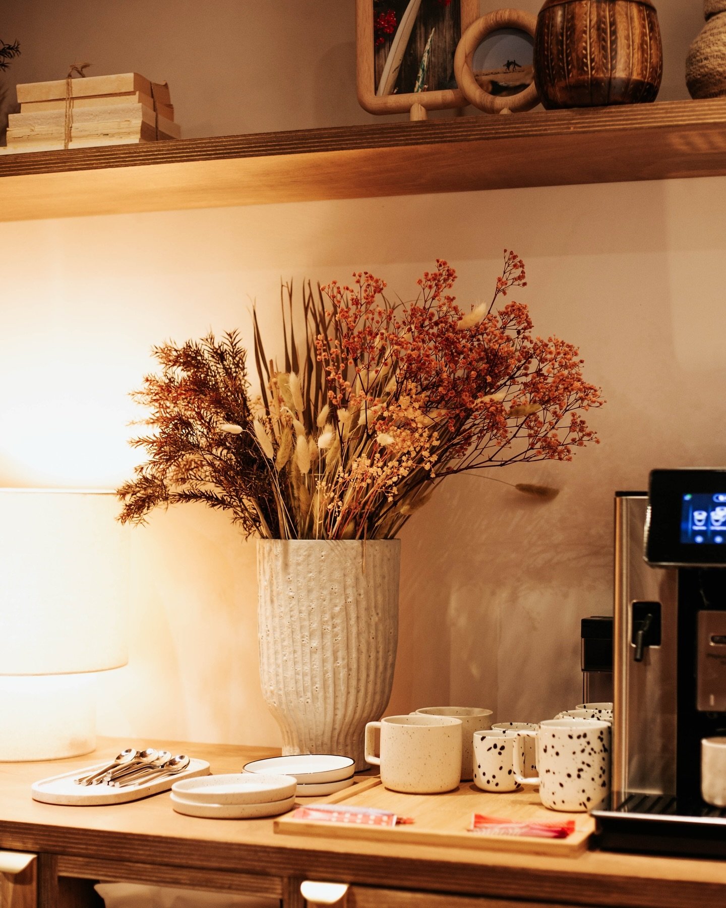 Zoom sur notre petit coin caf&eacute; ! ☕
Vous aurez le plaisir d&rsquo;en d&eacute;guster un lors de votre passage chez nous ! Caf&eacute; de sp&eacute;cialit&eacute; by @coutumecafe caf&eacute; en grains sans capsule pour une conso ma&icirc;tris&ea