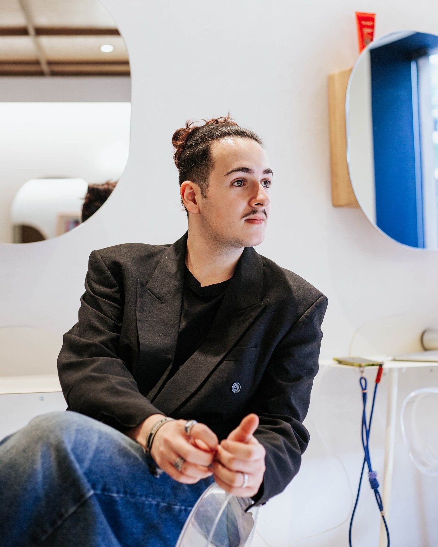 MEET LOUKA 🌞
Coiffeur depuis un peu plus de 6 ans et &agrave; l&rsquo;aff&ucirc;t des derni&egrave;res tendances mode, Louka est sp&eacute;cialiste dans diff&eacute;rentes techniques de balayage, que ce soit pour une transformation radicale ou pour 