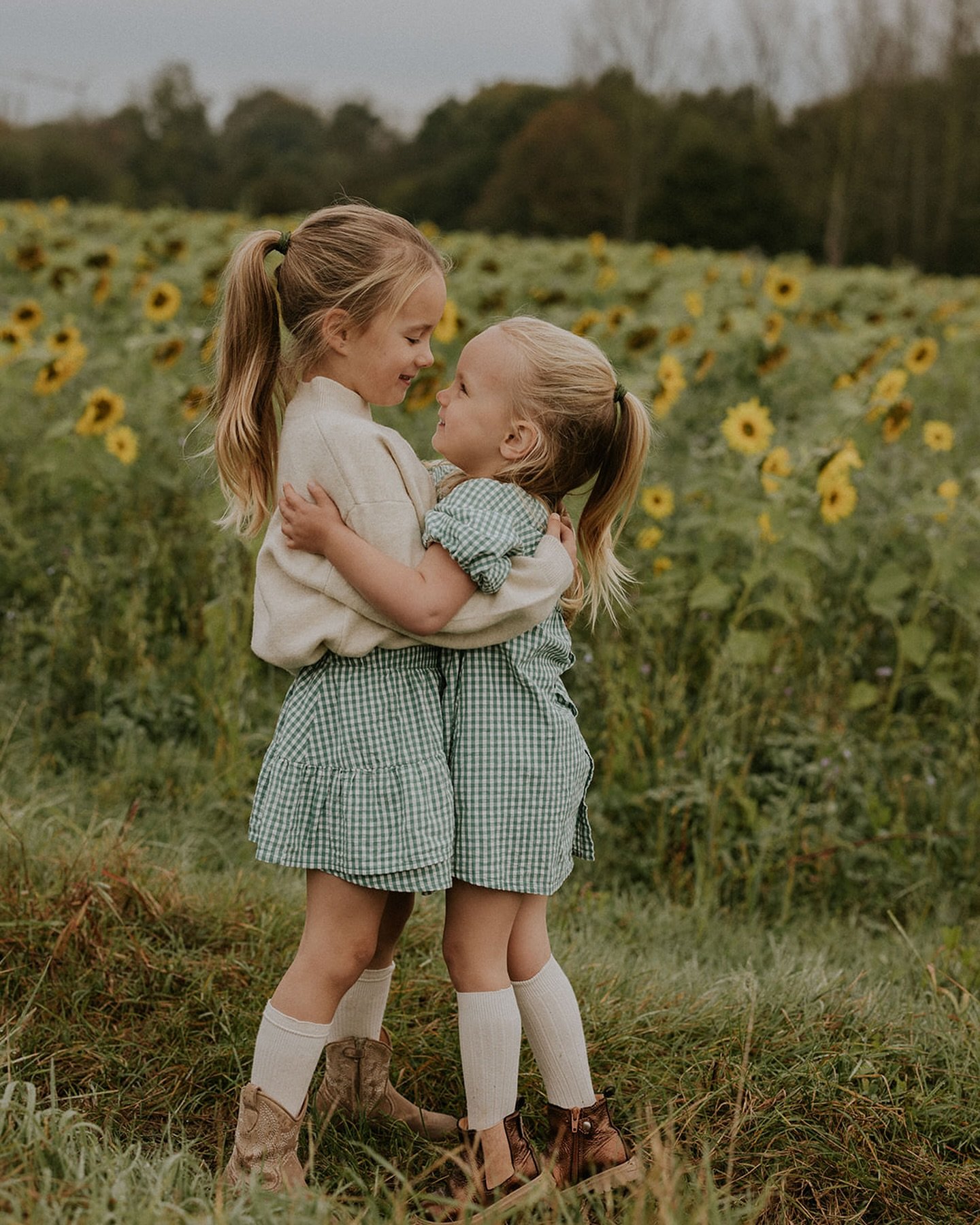 Overload cuteness coming your way 🌻 Een snelle shoot met deze twee prachtige dametjes, en dit is nog maar een teaser. Zeg nu zelf, hoe mooi is dit wel niet?! 

Ik zag deze zonnebloemvelden onderweg naar huis van mijn werk. Beetje laat want de zonneb