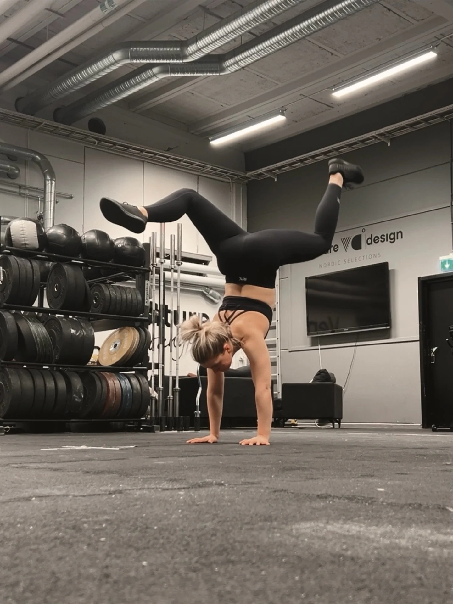 &ldquo;Tr&auml;na mer&rdquo;, sa alla.
&ldquo;Det blir kul&rdquo;, sa de ocks&aring;.

Ingen n&auml;mnde att man dagen efter skulle g&aring; runt som en gammal IKEA-m&ouml;bel som knakar i varje led. 🪑😅

Men h&auml;r &auml;r grejen:
Den d&auml;r st