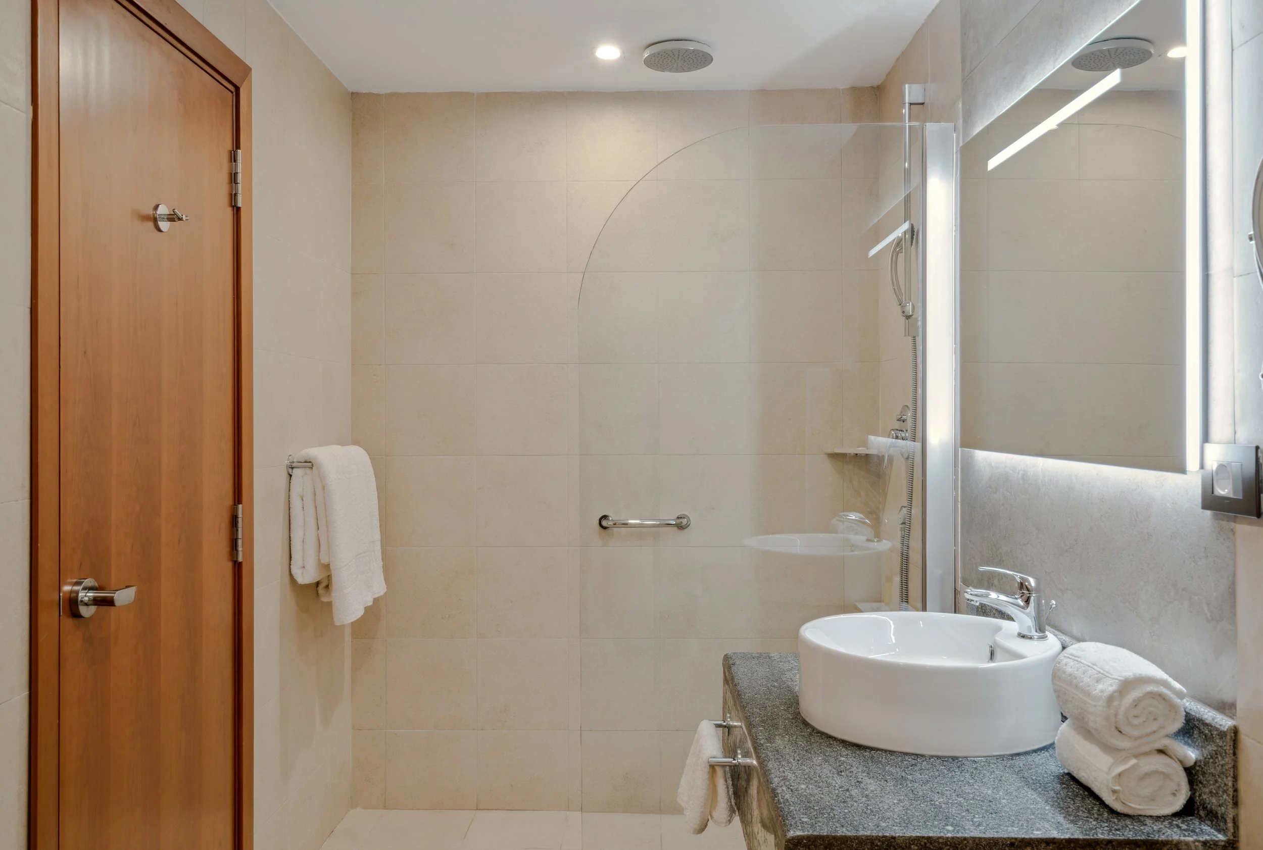 Hotel photography of hilton addis ababa airport in africa by miguel gomes professional hotel and hospitality photographer. photography featuring architecture and interior design of a luxury bathroom from the interior. Located in Ethiopia, Africa.