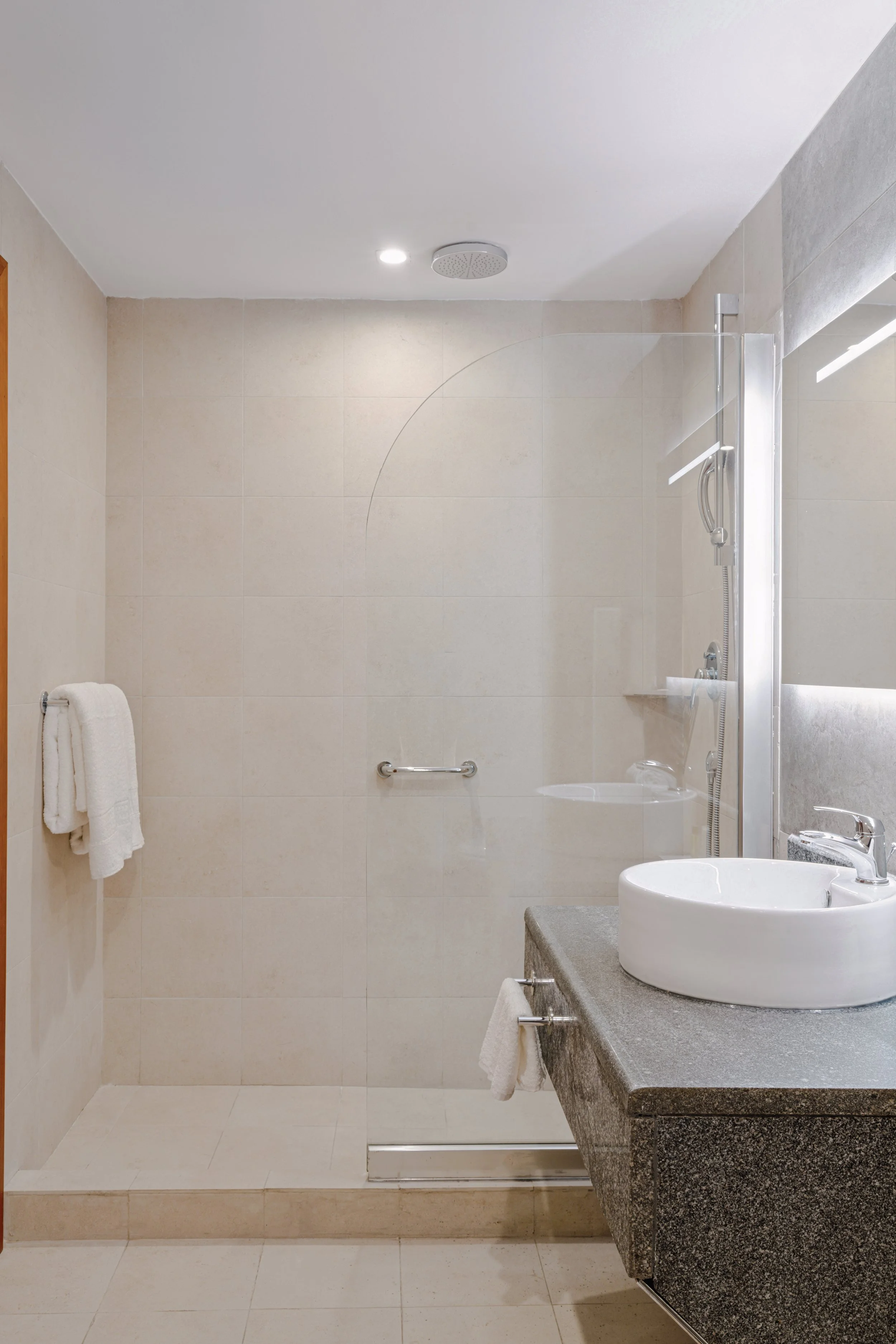 Hotel photography of hilton addis ababa airport in africa by miguel gomes professional hotel and hospitality photographer. photography featuring architecture and interior design of a luxury bathroom from the interior. Located in Ethiopia, Africa.