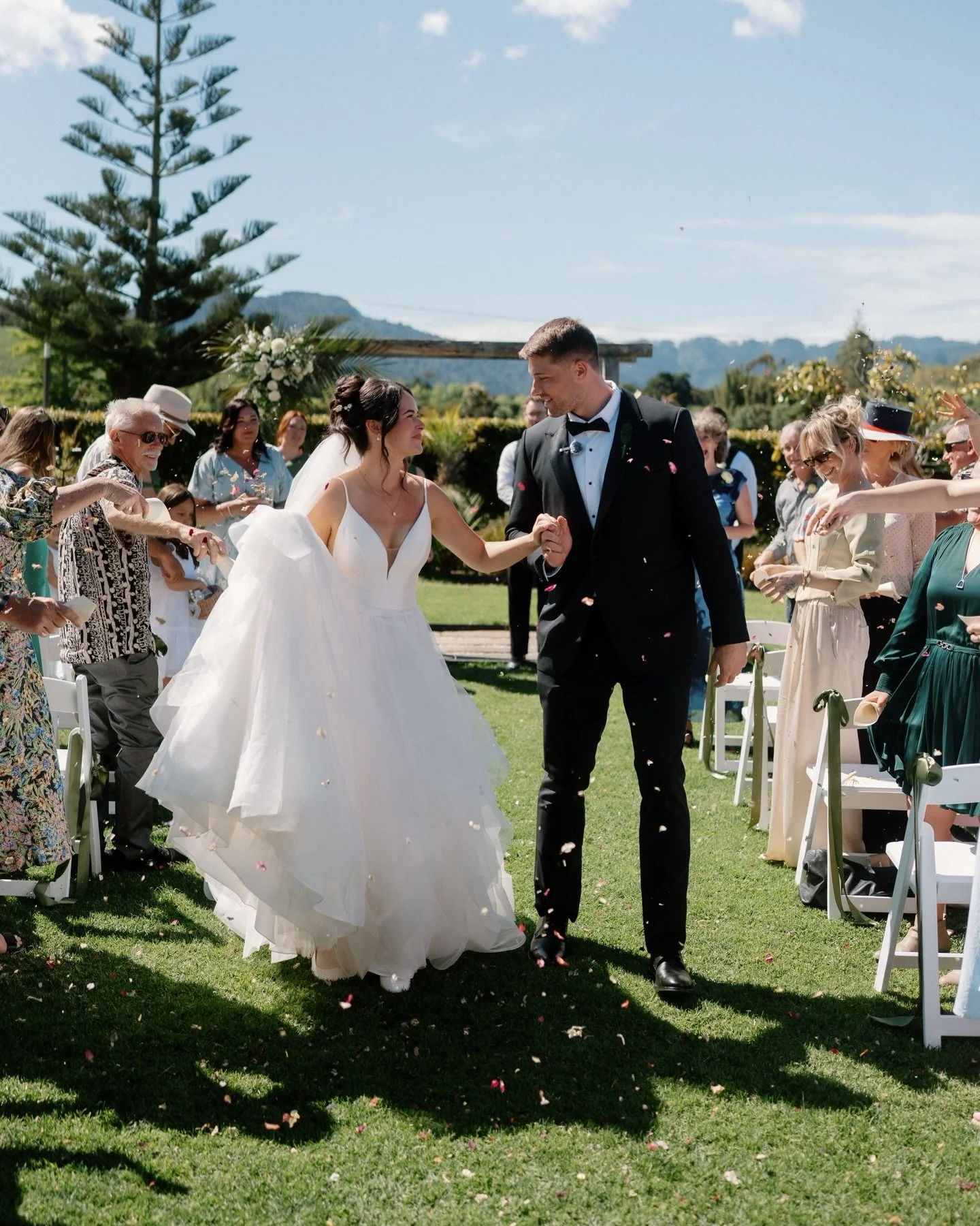 Introducing Mr &amp; Mrs Conradie!
Such a beautiful day and such a perfect couple, congratulations you two ❤️

Bride: @hannahc0nradie 
Groom: @drikus_conradie 
Makeup: @puremakeupartistnz 
Hair: @boutiquebride 
Venue: @stablesweddingvenue 
Suit: @bar