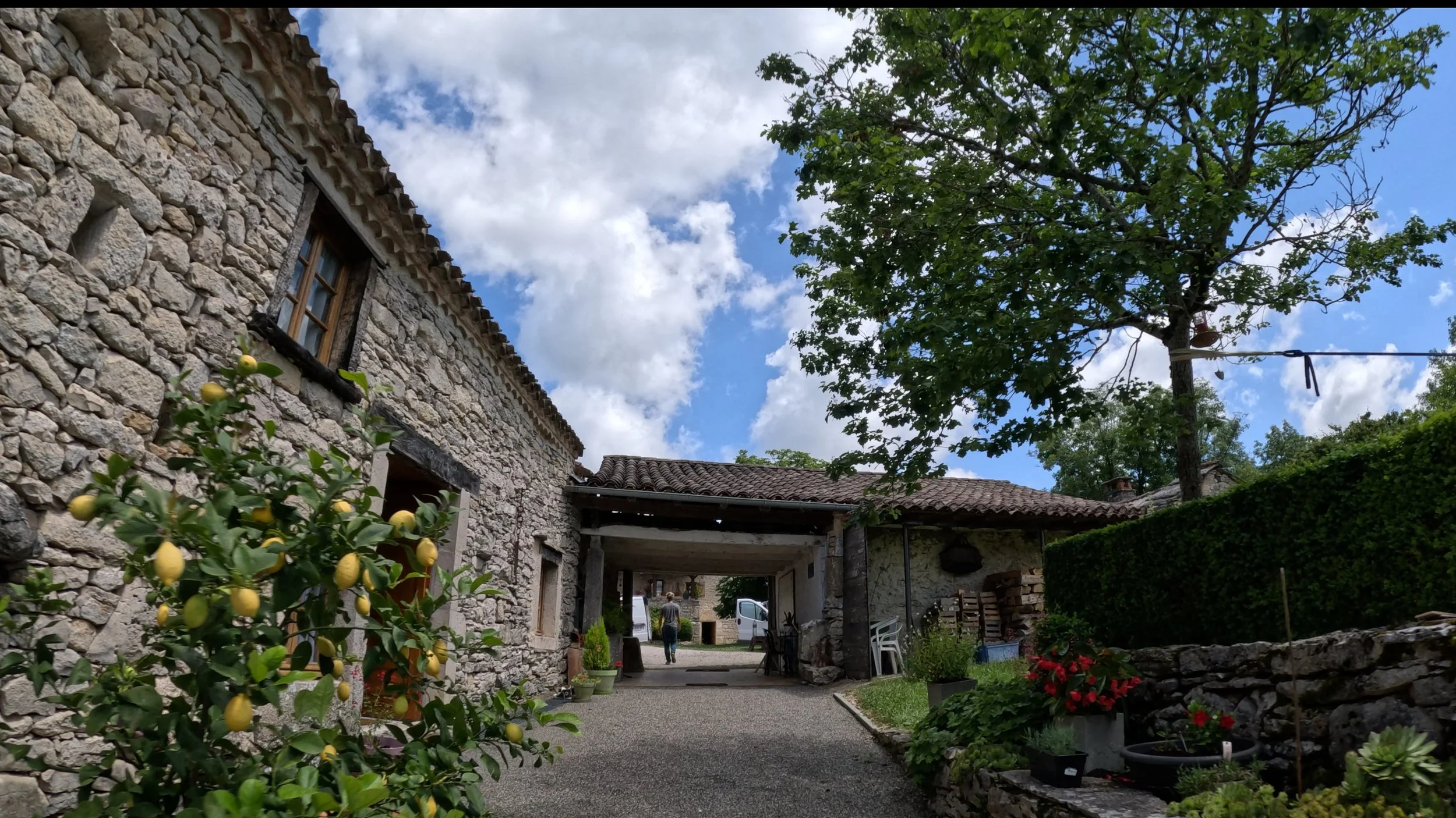 Showreel drone fpv Audran Motte. Je vous propose montage cinématique fpv de lieux insolites. Collioure, Toulouse, communes du lot, Montpellier. et montagnes des Pyrénées Chaque lieu à son histoire à raconter. Télépilote drone fpv Montpelier Audran Mo