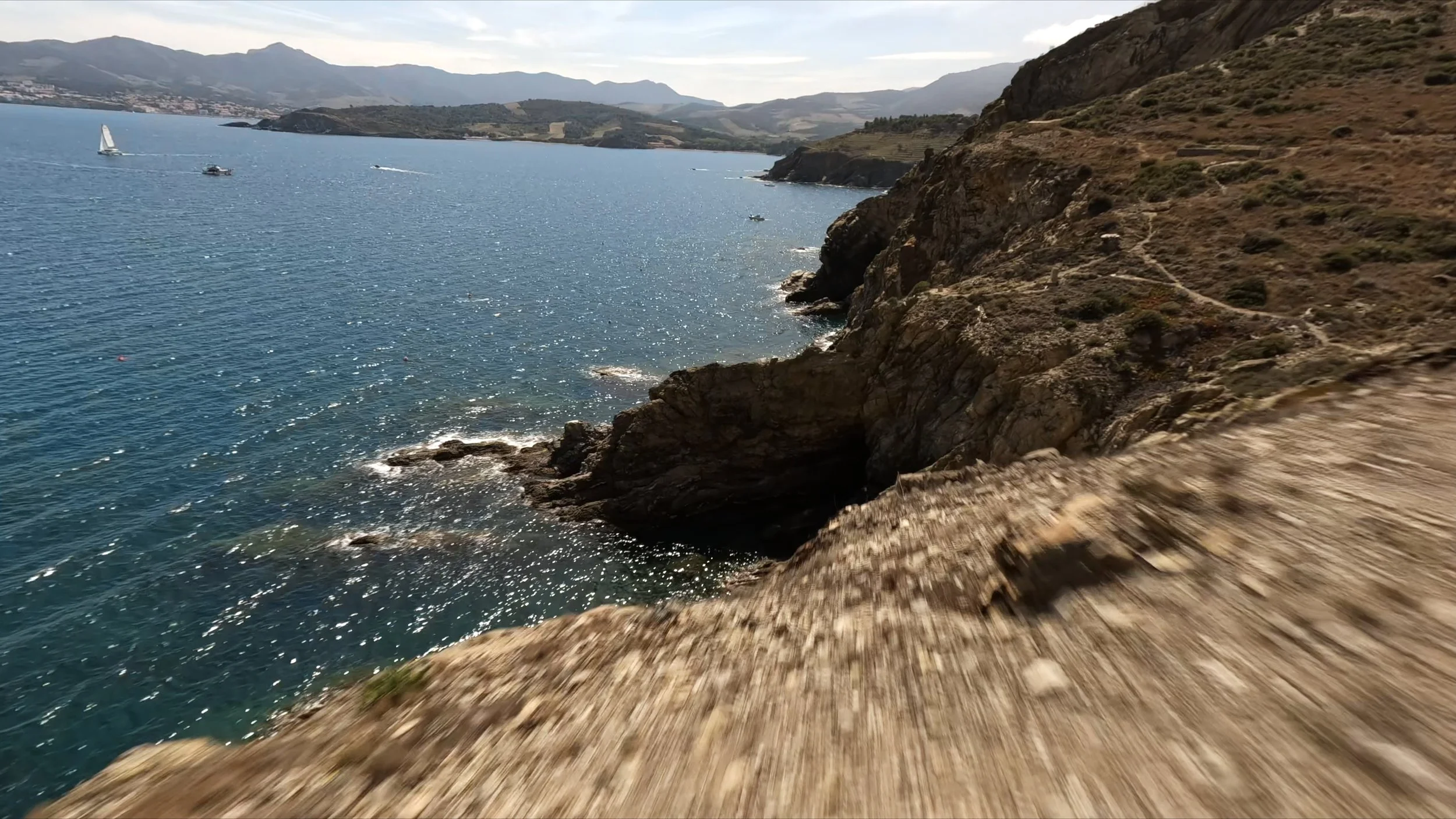 Showreel drone fpv Audran Motte. Je vous propose montage cinématique fpv de lieux insolites. Collioure, Toulouse, communes du lot, Montpellier. et montagnes des Pyrénées Chaque lieu à son histoire à raconter. Télépilote drone fpv Montpelier Audran Mo