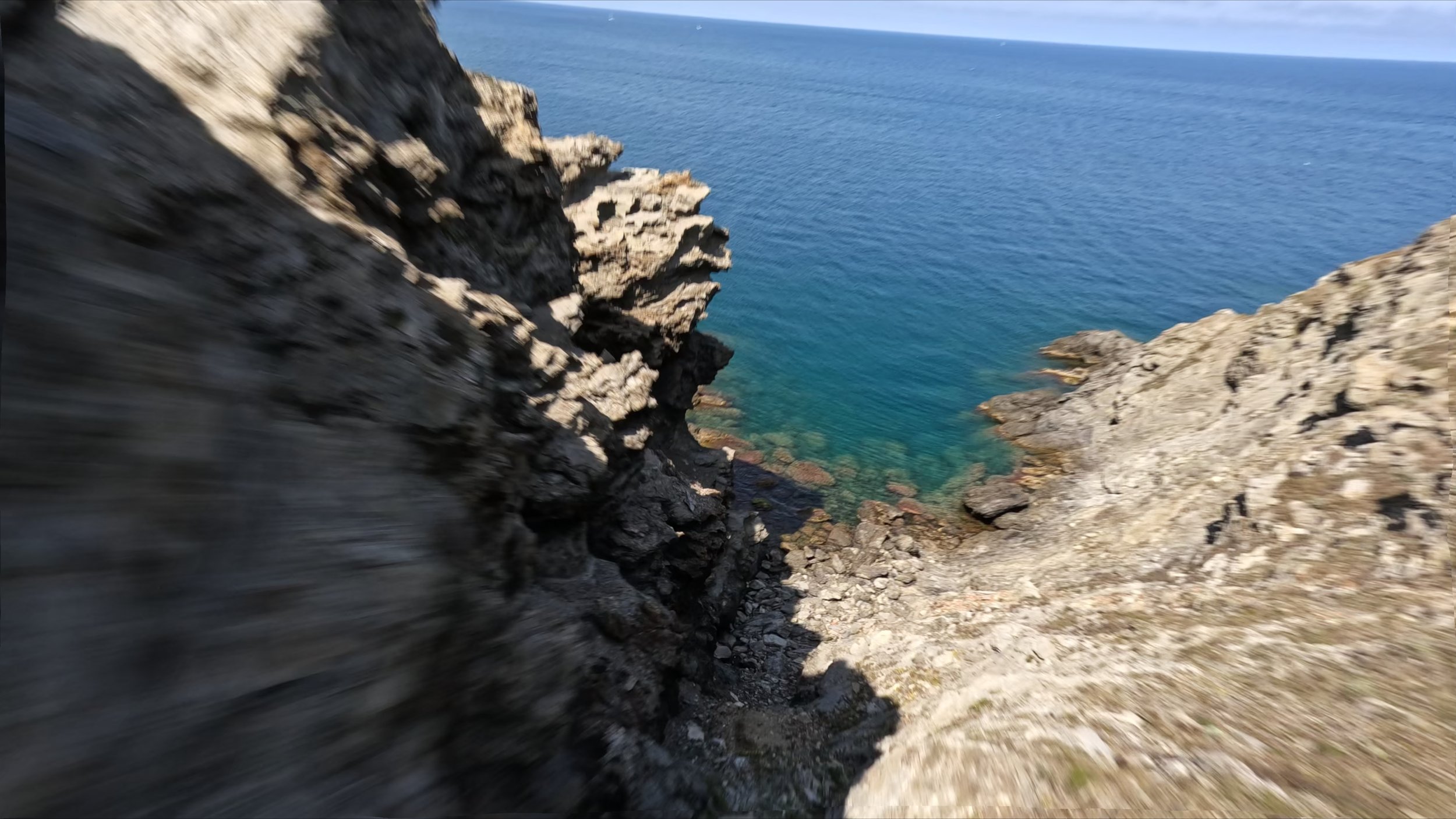 Showreel drone fpv Audran Motte. Je vous propose montage cinématique fpv de lieux insolites. Collioure, Toulouse, communes du lot, Montpellier. et montagnes des Pyrénées Chaque lieu à son histoire à raconter. Télépilote drone fpv Montpelier Audran Mo