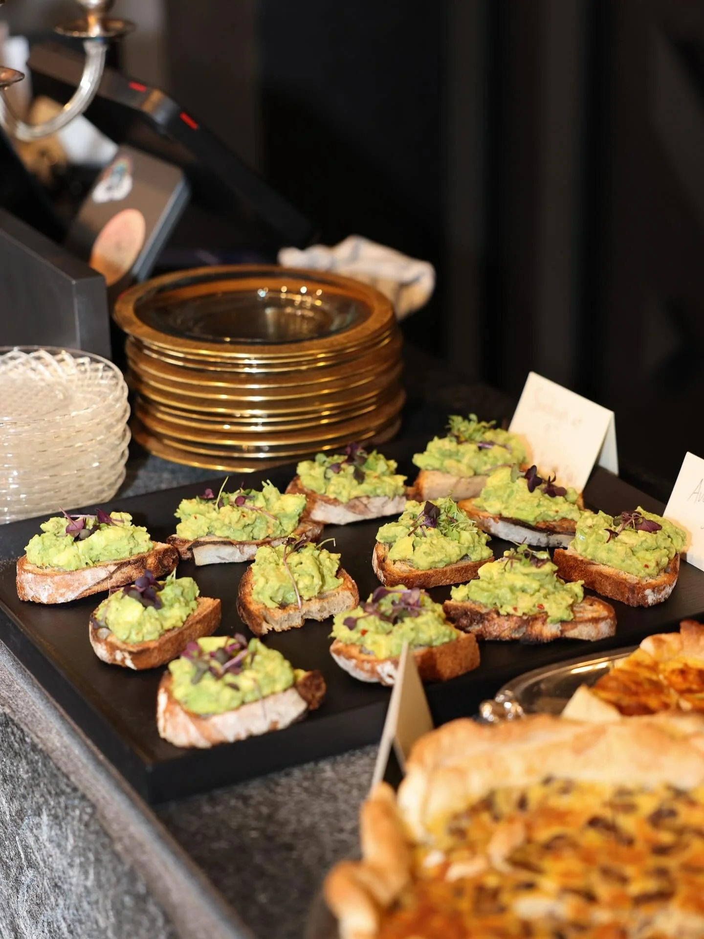 Barre &amp; Brunch, our favorite kind of morning 🖤 We moved, we laughed, and refueled with good food and even better company at @riseandgrindzurich 

There&rsquo;s something about that post-class glow, coffee in hand, surrounded by people who share 