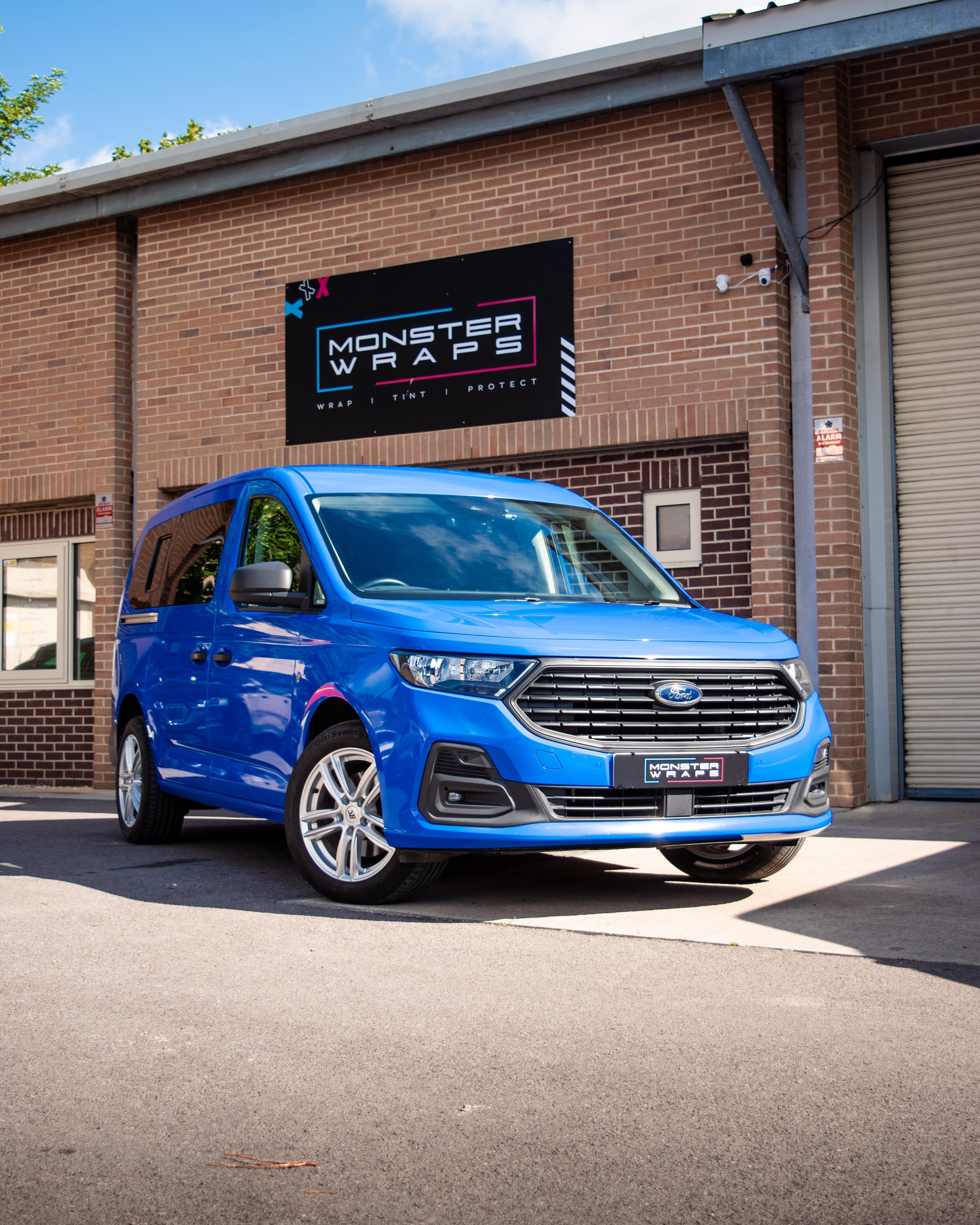 Ford Transit Connect - Oracal Gloss Sea Blue - Main.jpg