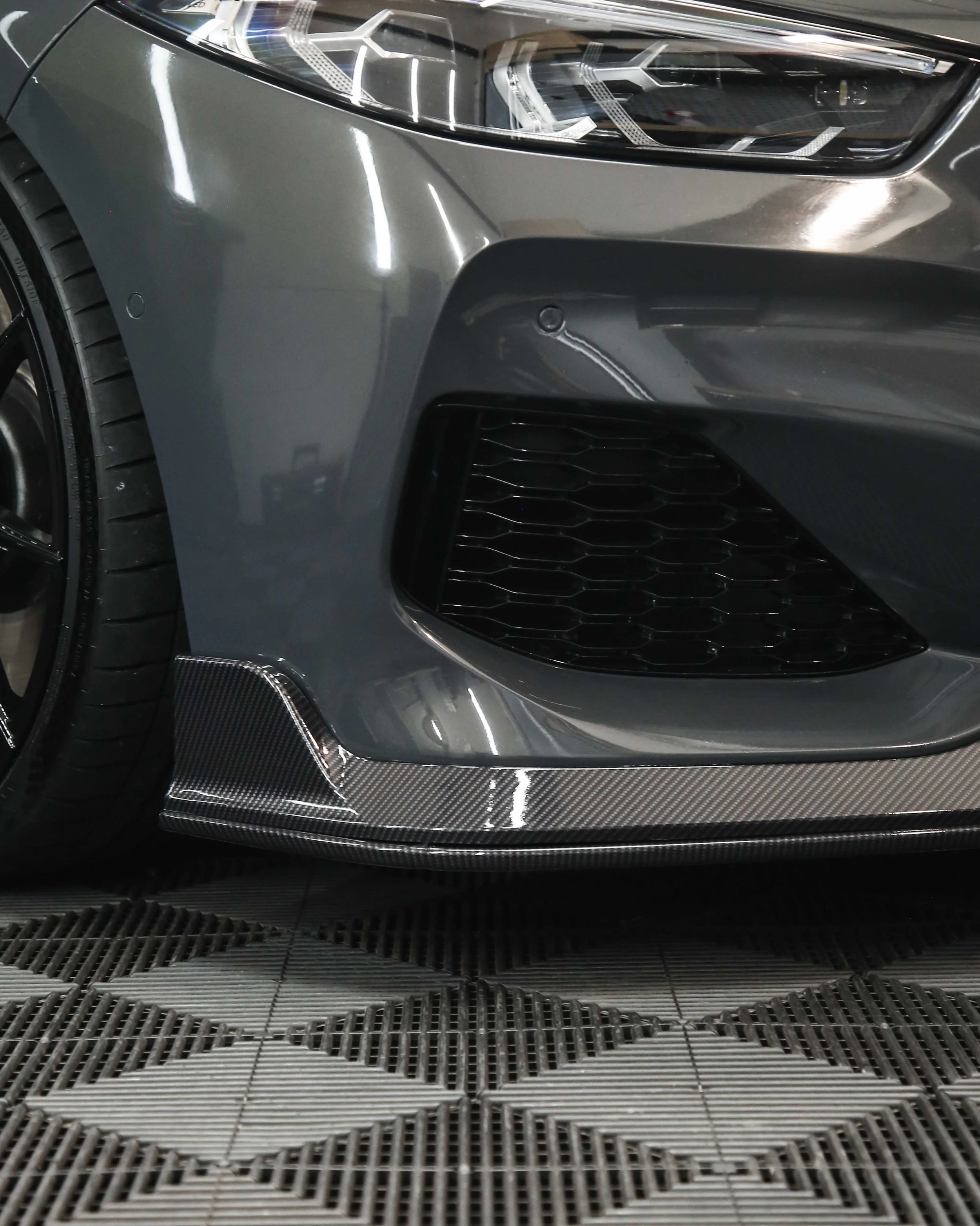 BMW G15 M850i 8 series wing mirrors, front splitter, kidney grills, rear diffuser, spoiler lip and side skirts wrapped in 3M high gloss carbon fibre wrapping vinyl.