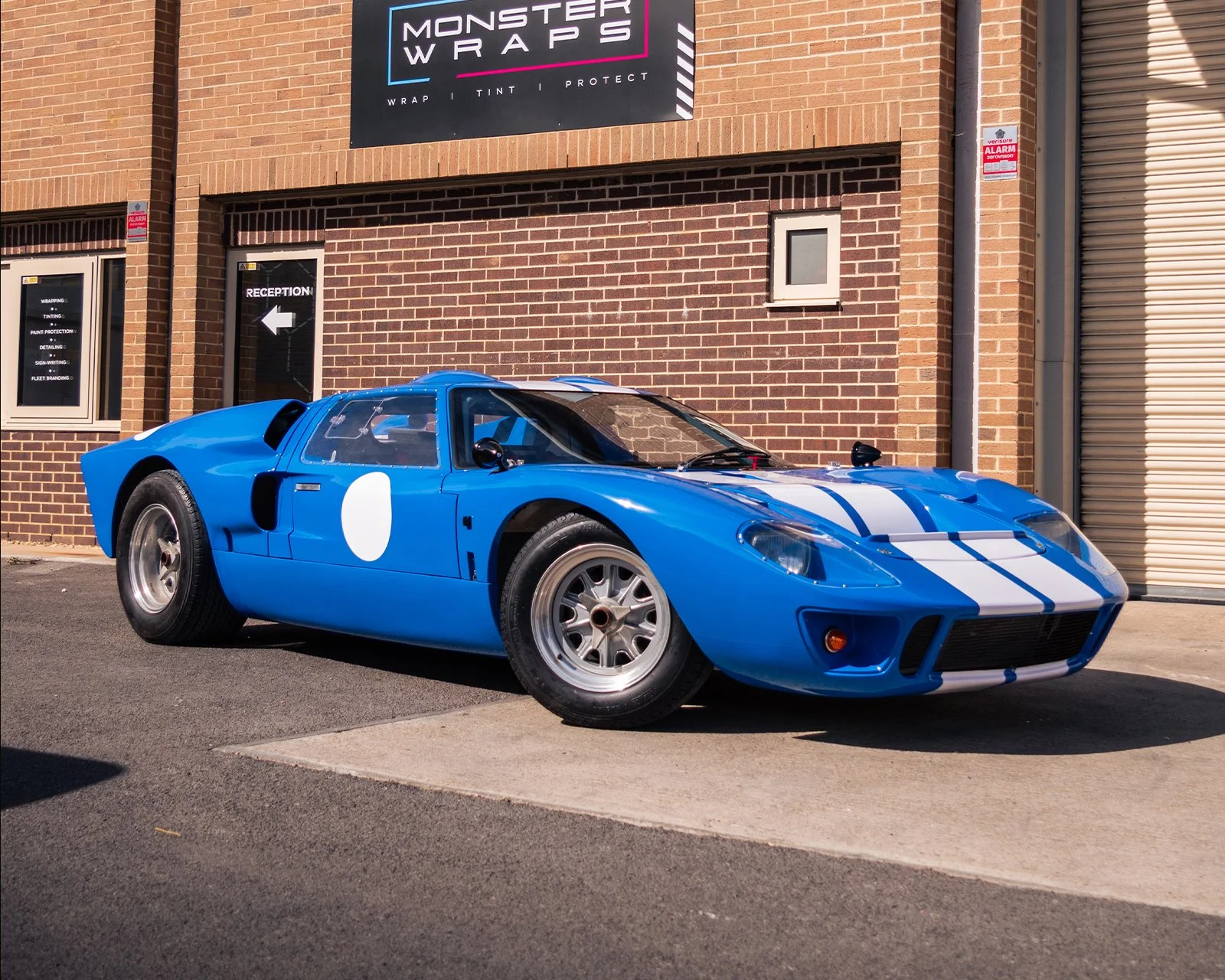 Ford GT40 1966 - Full Wrap + Gloss White Viper Stripes [seo].jpg