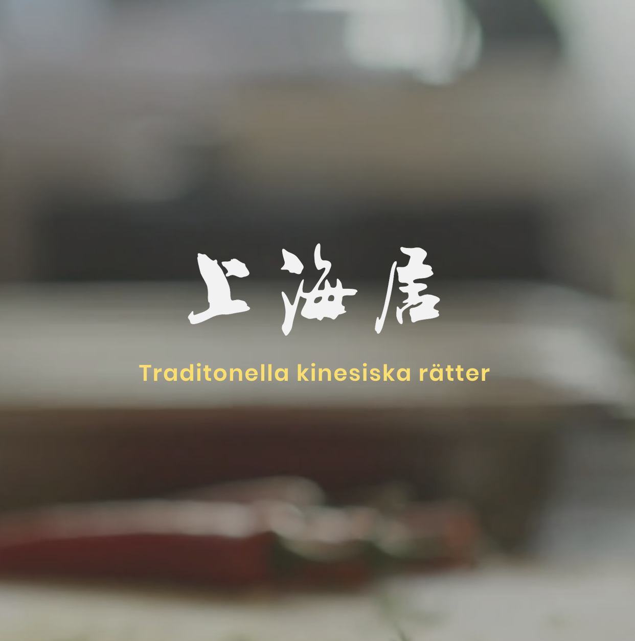Blurry background with text in Chinese and Swedish for "Traditional Chinese Dishes."