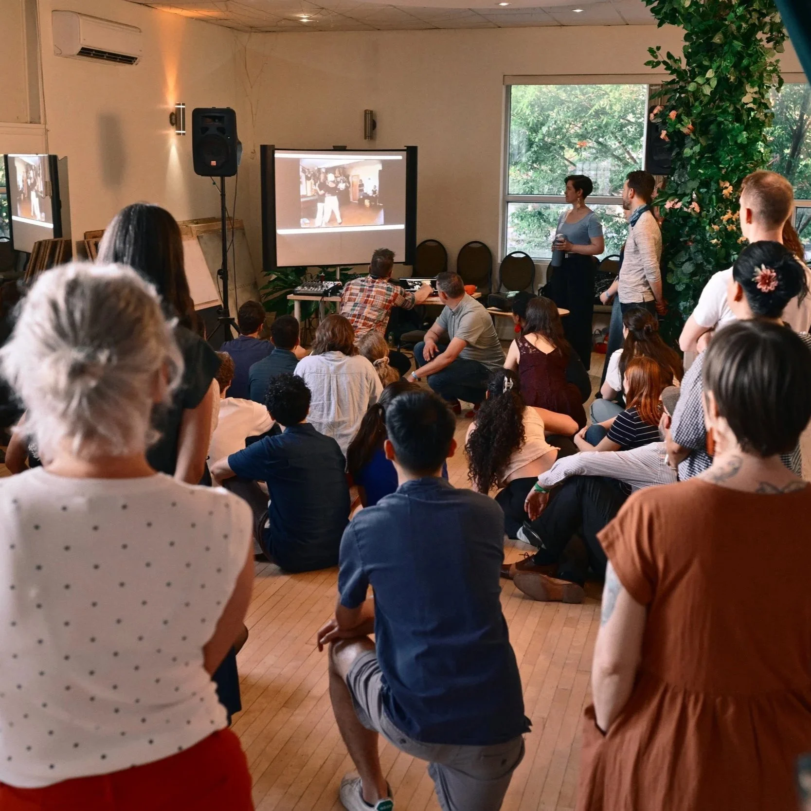 Groupe de personnes regardant un clip vidéo sur le lindy hop