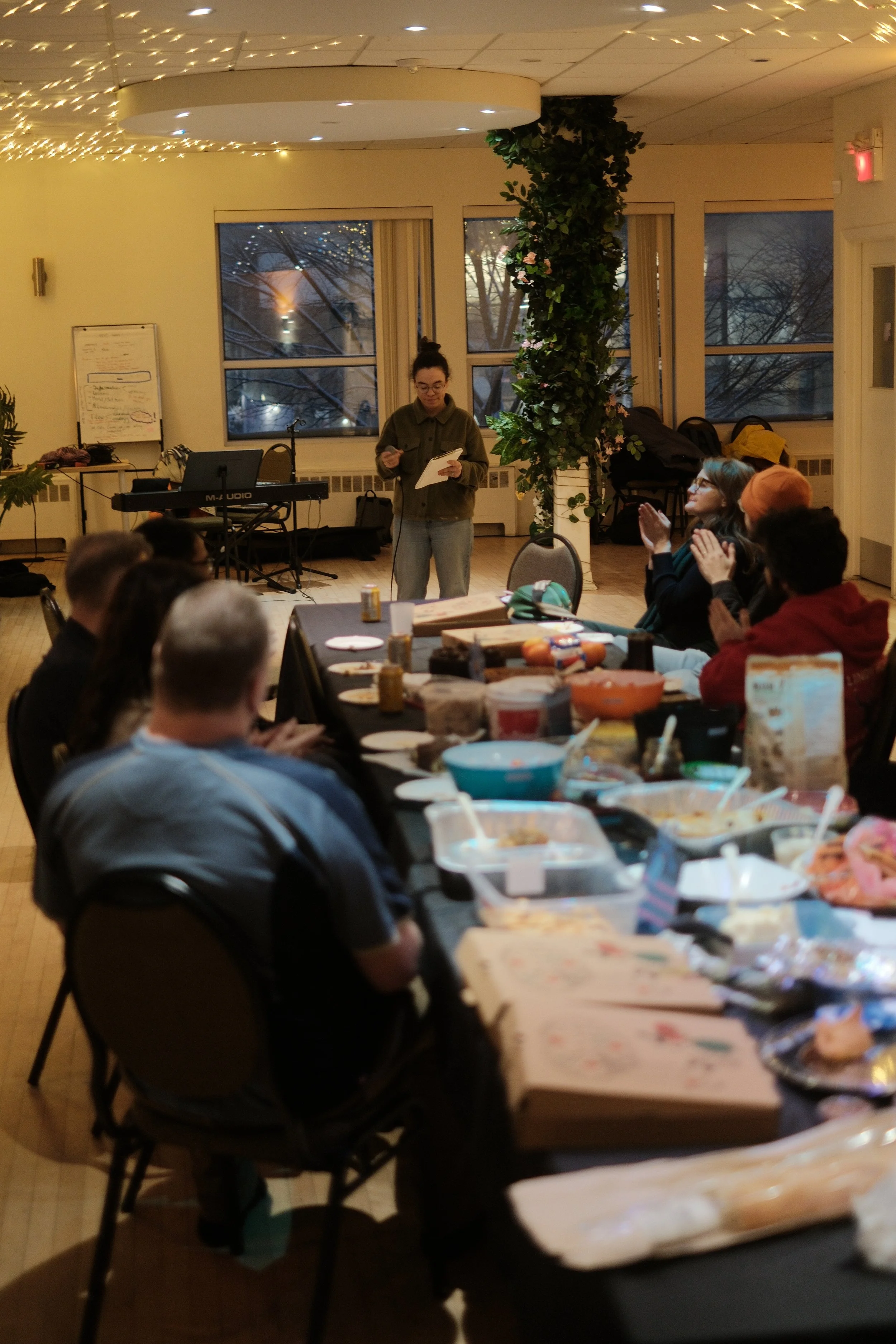 Groupe de personnes autour d'une table pour le potluck social