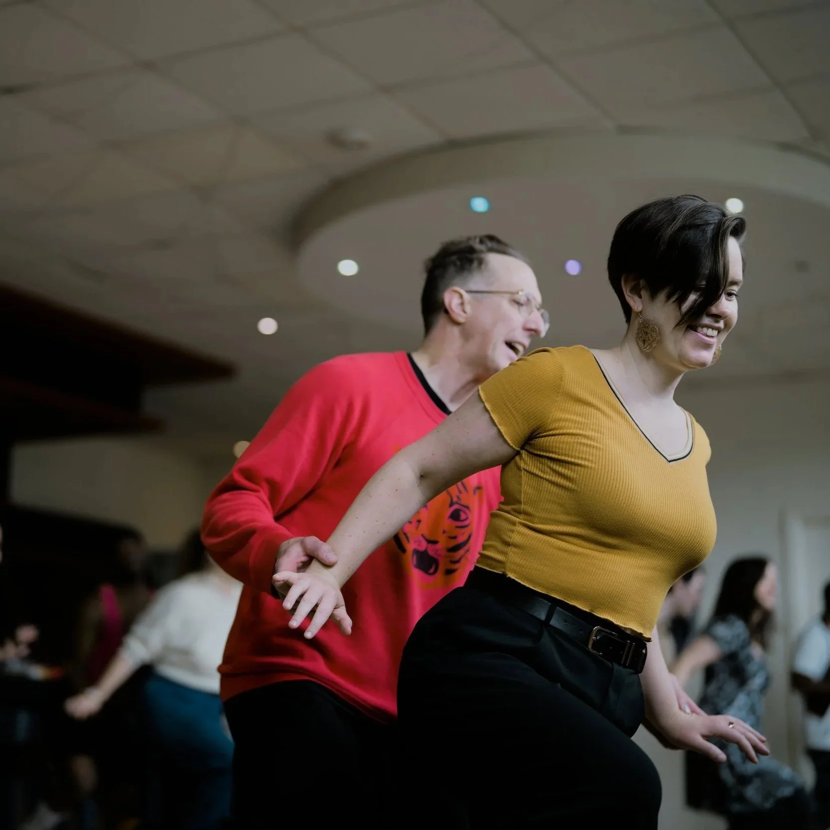 Un couple danse le Charleston en tandem