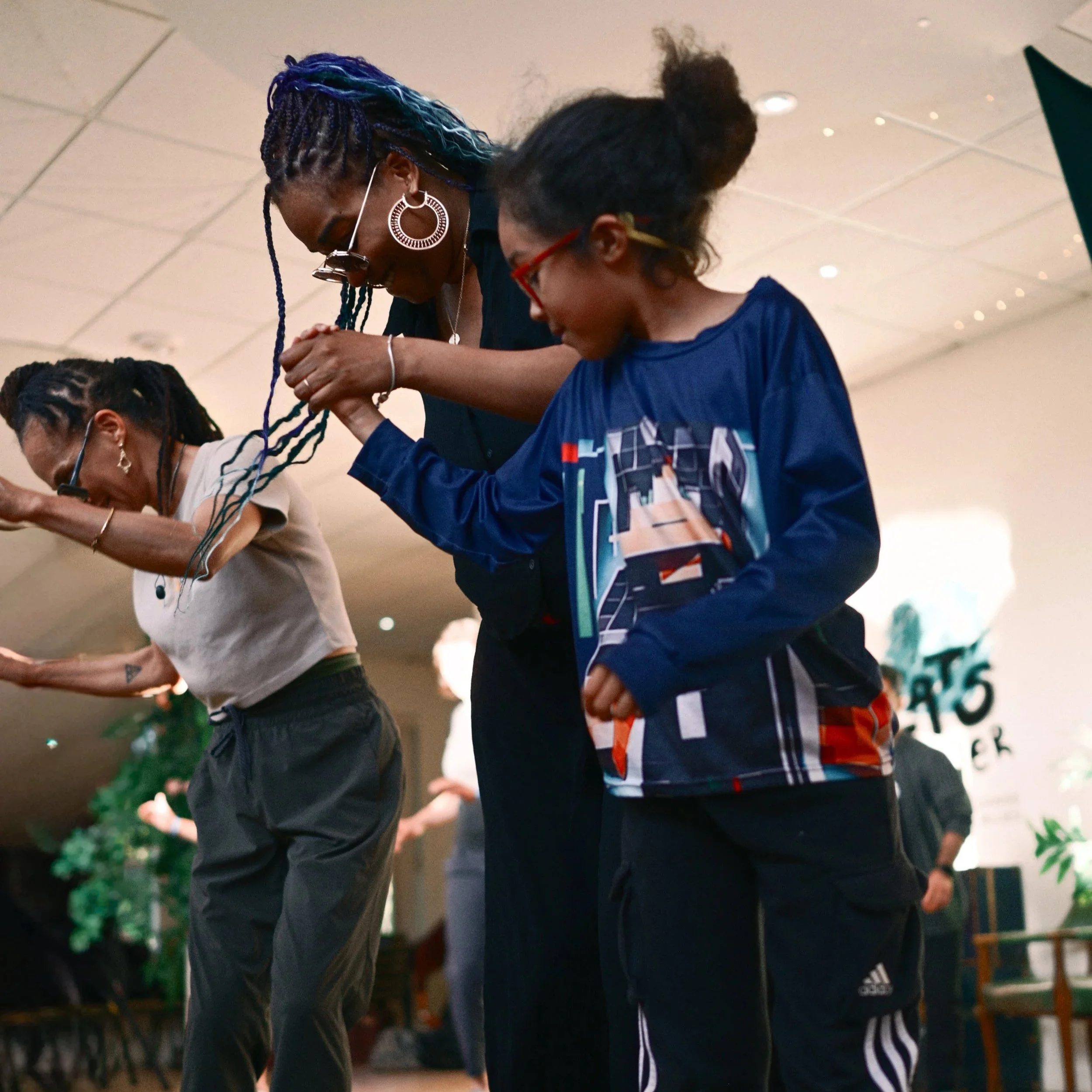 Une maman danse avec son fils et sa mère dans le cadre d'une activité familiale