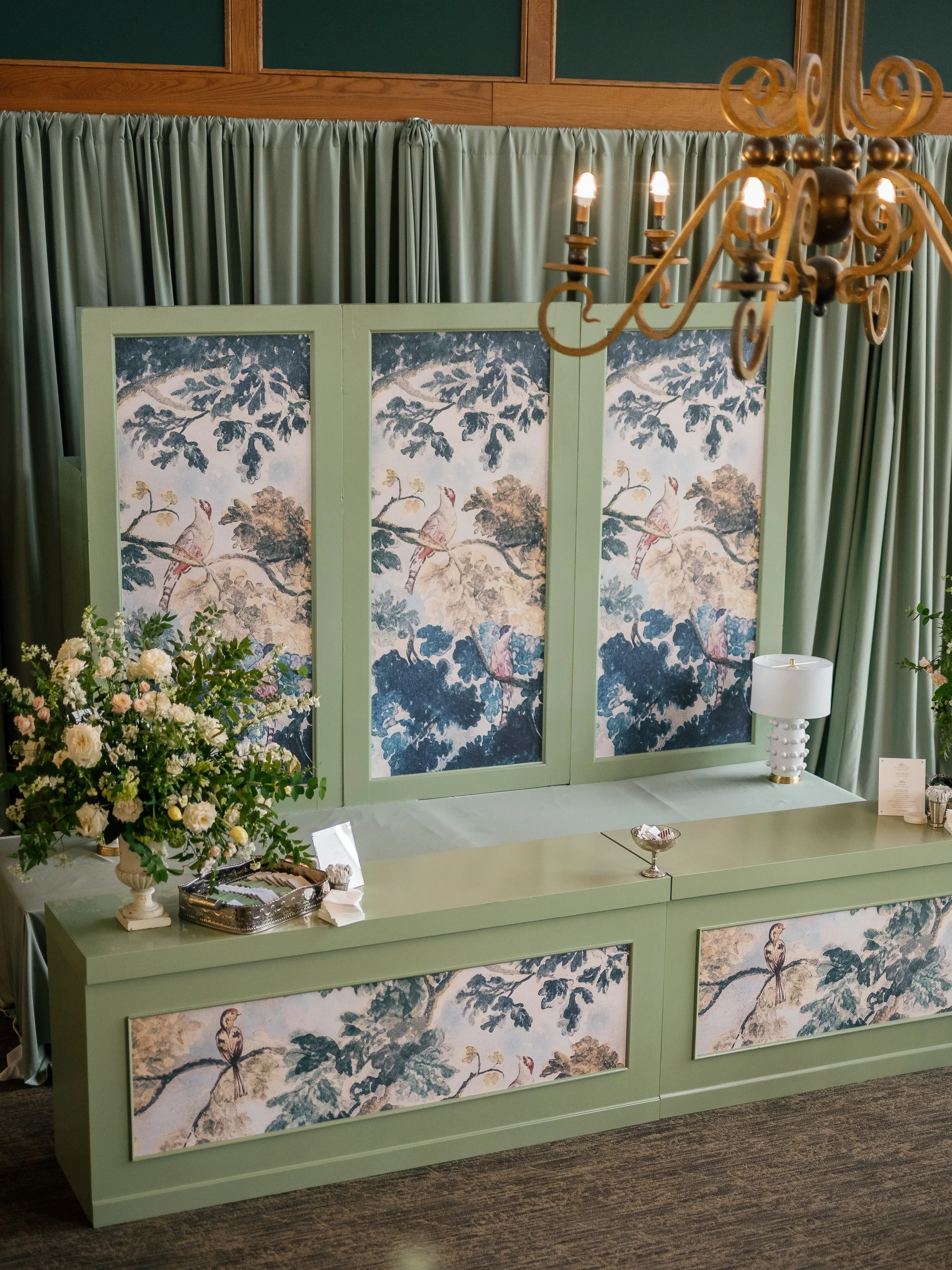 Spring Fling! 🌿💐

We&rsquo;re reminiscing on Frances &amp; Max&rsquo;s beautiful wedding reception that showcasing our Aurora pattern and shades of blues and greens!🩵💚

Featuring the Franklin Bar in the House Color Reseda, Aurora Wall Panels, Aur
