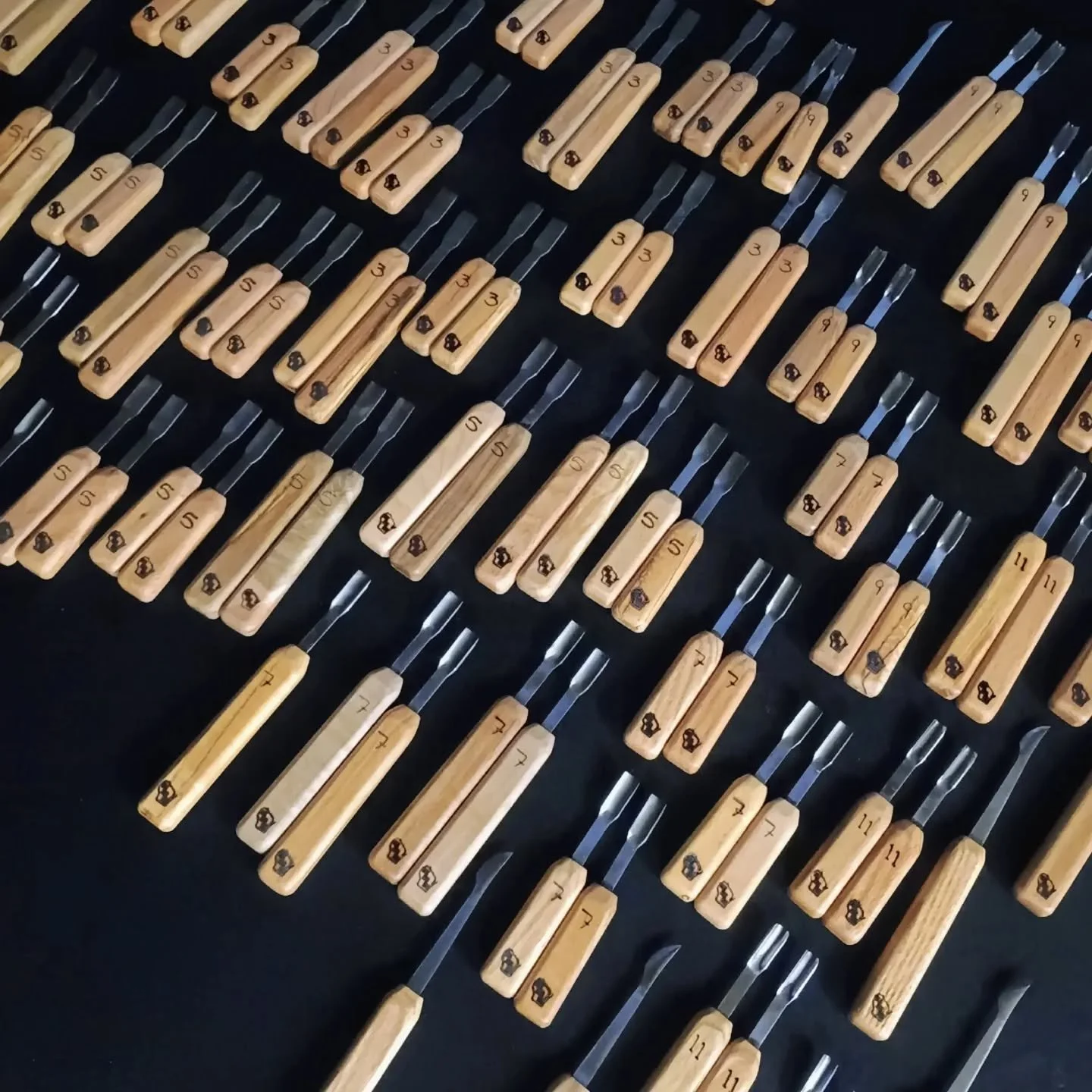 this is what 110 tools looks like
bundled up and ready for their trip to Peter Engler Designs in Branson, MO.  Largest shipment coming in at 9lbs 10oz. 

#madeinwisconsin #handmade #woodcarving #woodcarvingtools