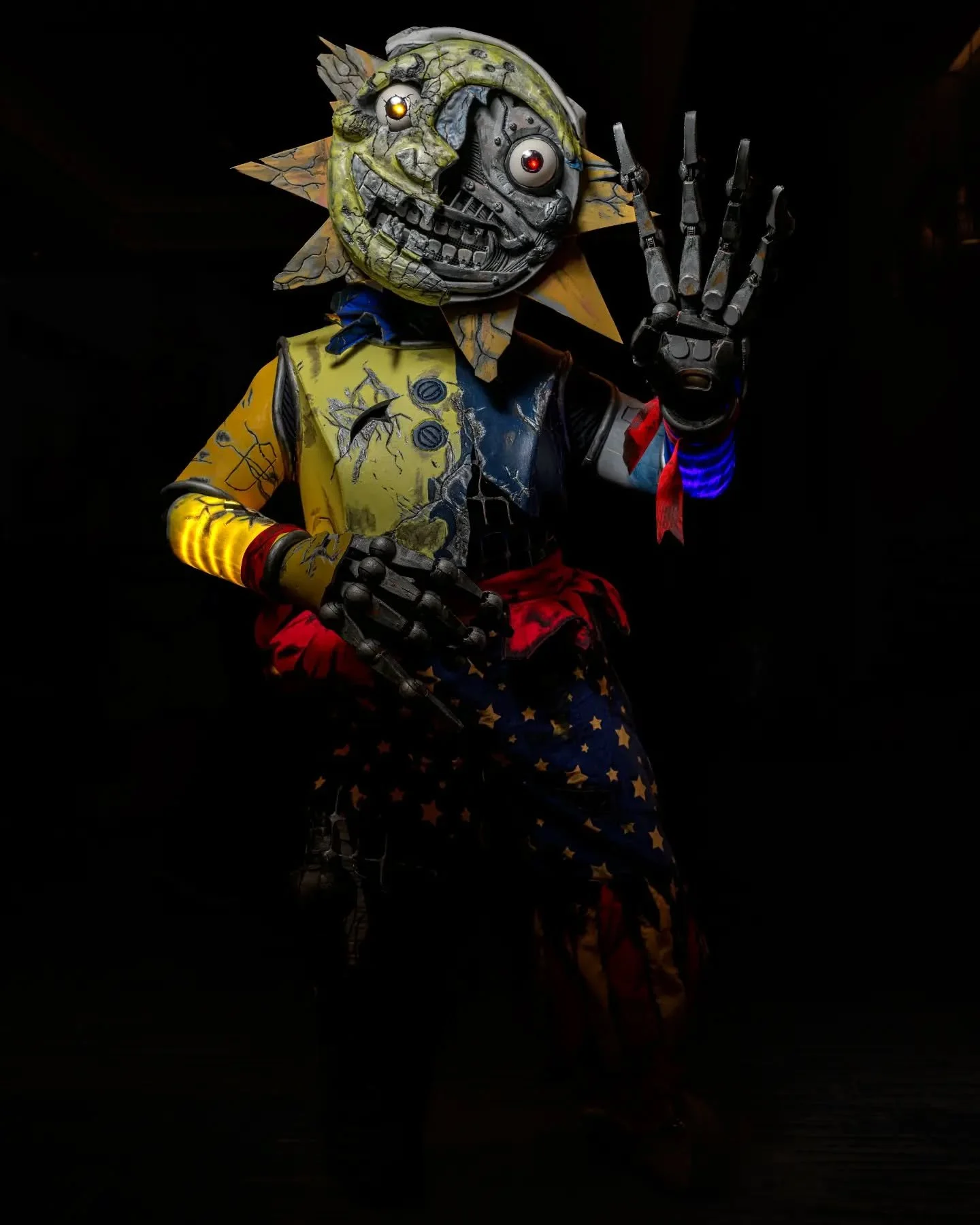 "HAPPY BIRTHDAY!! WARNING! WARNING! Child in danger! Safety mode active!" ππ
What an incredible ART PIECE of a cosplay by @deadblood0 as Eclipse.
The level of detail and clever design speak volumes to their skill!
Amazing work!
πΈ: @g