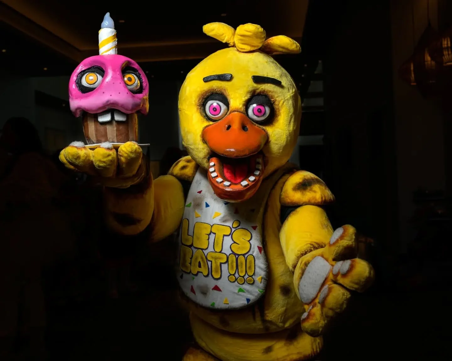 "LET'S EAT!!!"π§π₯
Such an amazing cosplay! So much detail and the accuracy is next level!
@tsinfully.yours creating such a masterpiece of a cosplay at #ikkicon!
πΈ: @gall.levi.tech
#fivenightsatfreddys #chica #letseat #cosplay #cosplay
