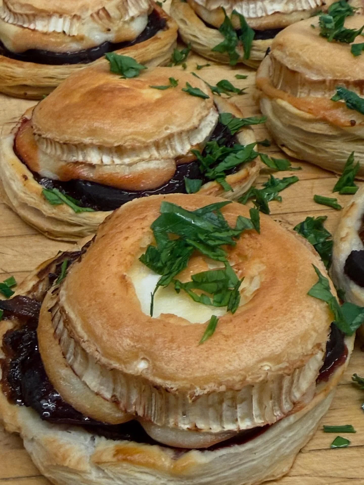 Beetroot, Carsmalised Onion &amp; Goats Cheese Tart&hellip; on the deli this morning&hellip; the weather&rsquo;s rubbish but we can imagine better days 😂🤭☀️ #boweandco #boroughbridge .
#deli #cafe #coffeeshop