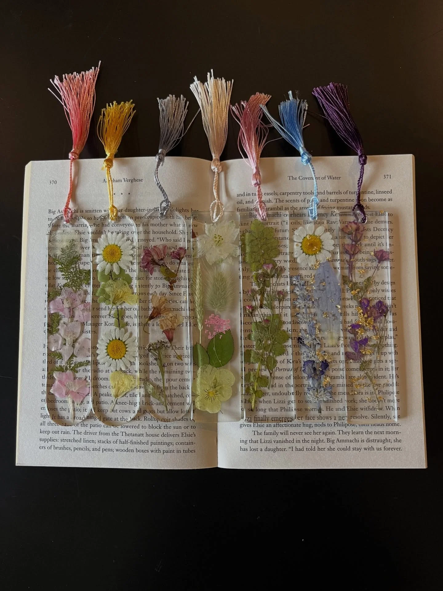Pressed flower keepsakes have arrived at Elevated Wellness🌸✨

Each piece is handcrafted using real preserved flowers by @earthflairblooms, making every bookmark, frame, tray, and clip completely one of a kind🤍

These are such meaningful pieces to g