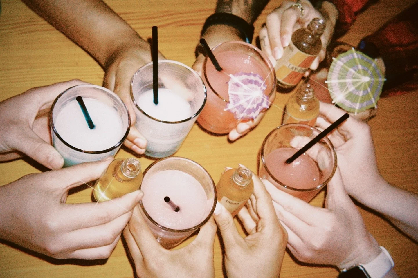 It&rsquo;s finally Friday and we&rsquo;re clocking into the fun. 🍺✨
Good drinks, good music, good people &mdash; weekend starts right here.
Slide through and kick it with us tonight.

#FridayVibes #ChattNights #MeanJeens #WeekendStartsHere #DrinkLoc