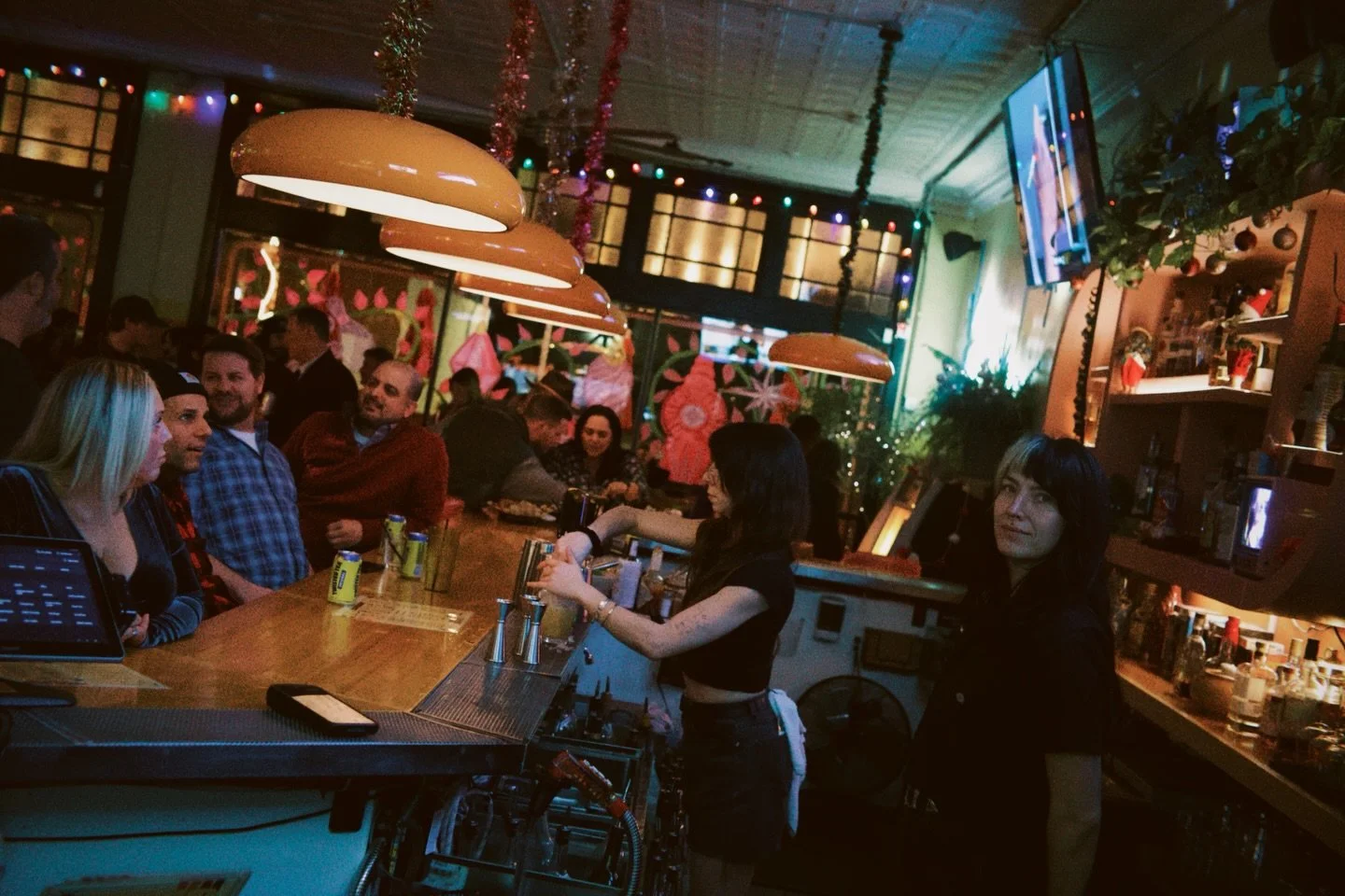 Mondays don&rsquo;t have to be boring 🍸
Swing by Mean Jeen&rsquo;s, grab a drink, and turn your Monday around. Happy hour is calling &mdash; come hang with us.

#ChattanoogaBars #HappyHour #MeanJeens