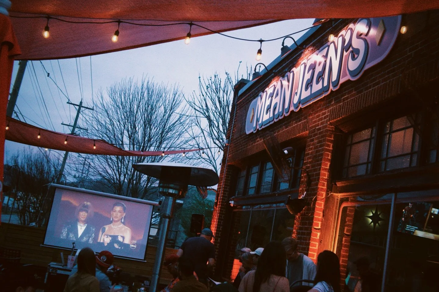 What a night at the bar watching the Oscars 🎬🍸
Huge thanks to @themythictheater for putting together such an awesome event, and to everyone who came out and showed love and support. Y&rsquo;all made it a great one.

See you back at Mean Jeen&rsquo;