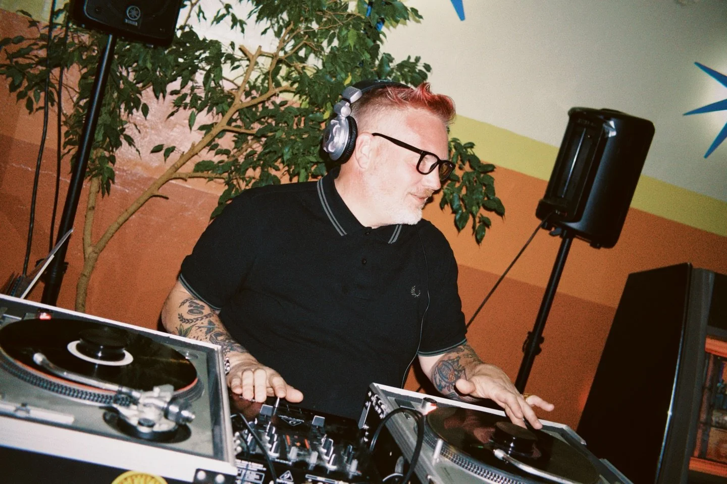 Something&rsquo;s brewing at Mean Jeen&rsquo;s 🍻
Good drinks, good people, and a night you&rsquo;ll want to be part of. Don&rsquo;t miss this one. Slap, Clap, &amp; Roll by @stephen_truempy  tonight 7-11!!

Grab your crew and pull up.
#MeanJeens #Ch